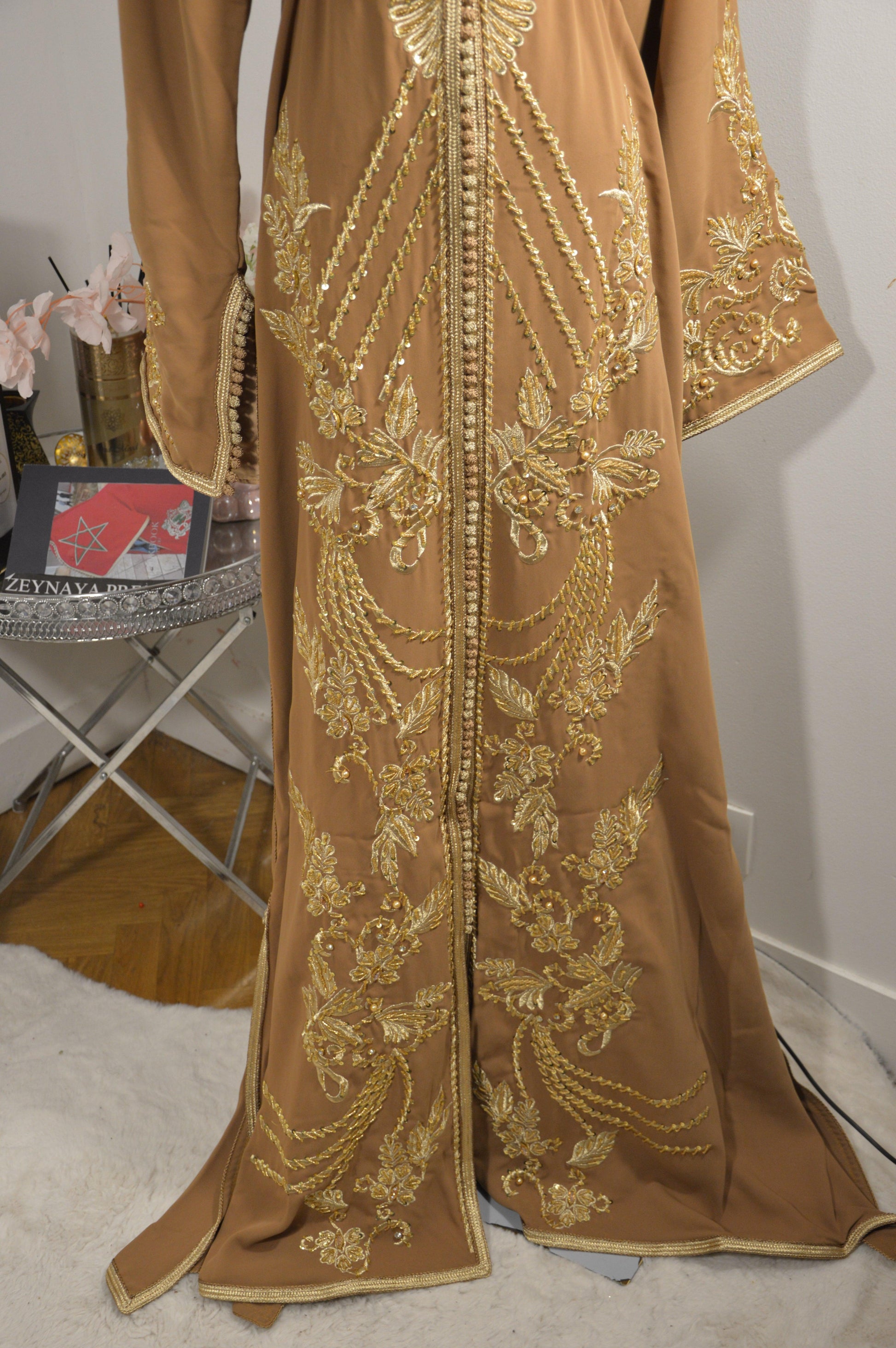 Caftan sirène beige moka - détails broderies vue du bas - élégance marocaine couture