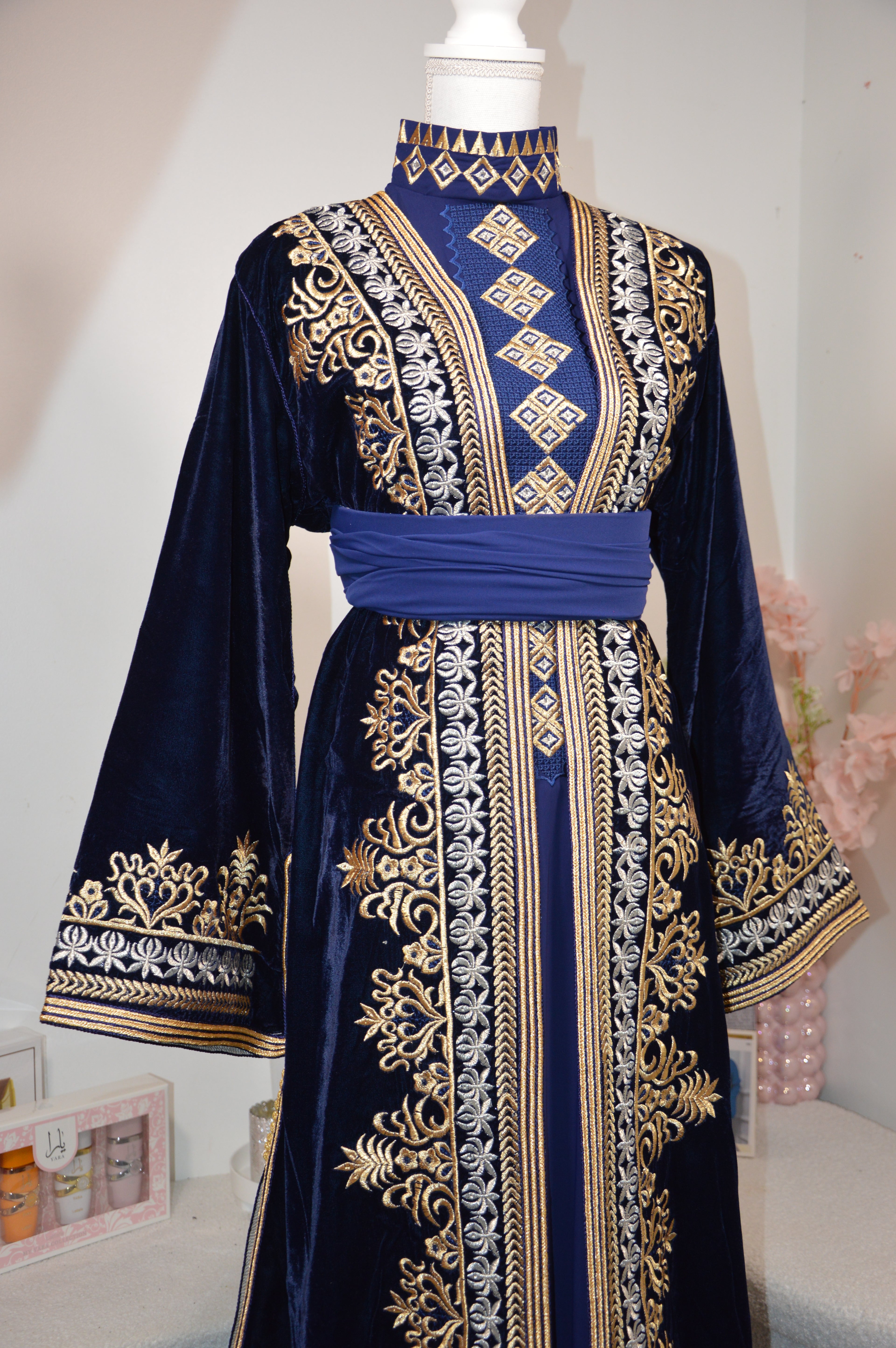 Takchita Royale en Velours Bleu Nuit – Broderies Dorées & Argentées