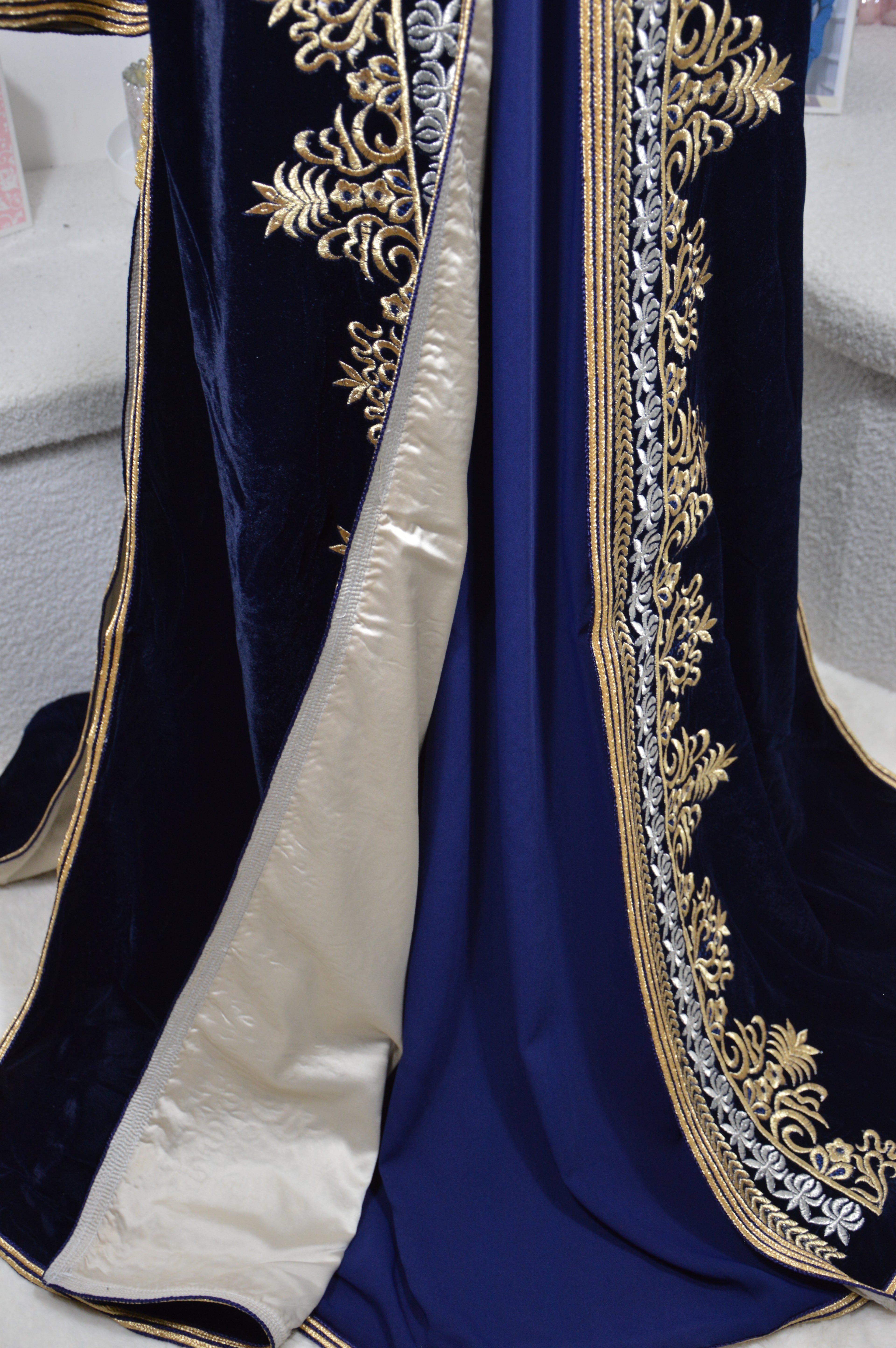Takchita Royale en Velours Bleu Nuit – Broderies Dorées & Argentées