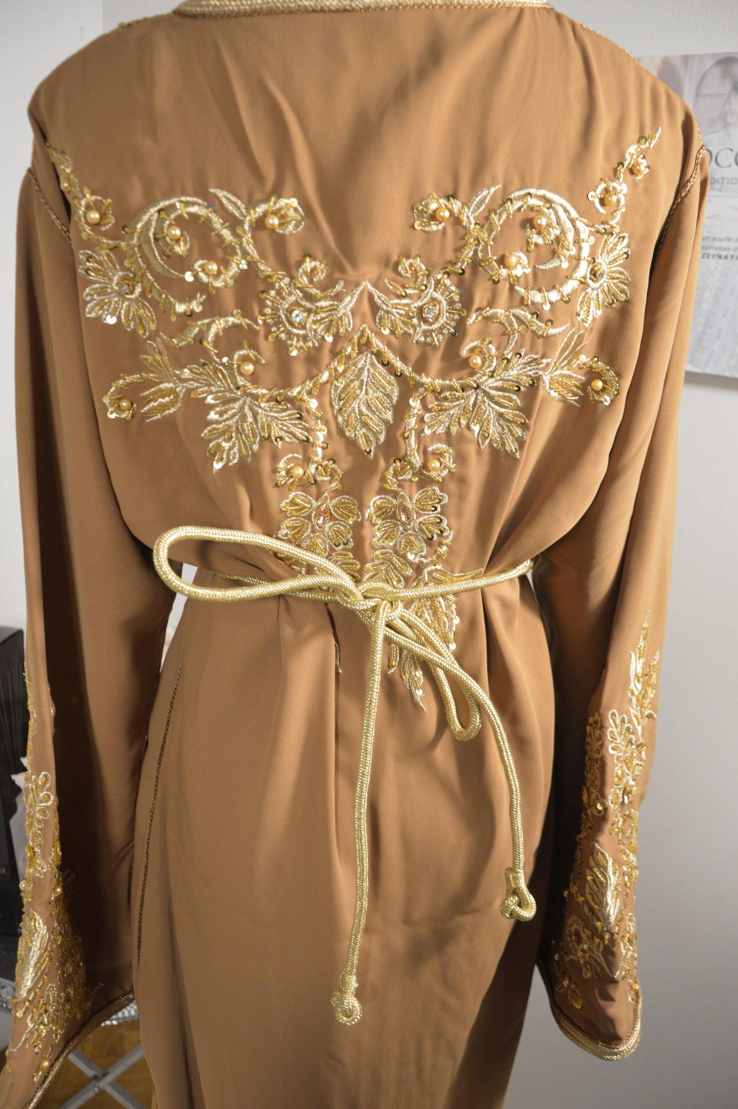 Caftan sirène beige moka - détails broderies vue du dos - élégance marocaine couture