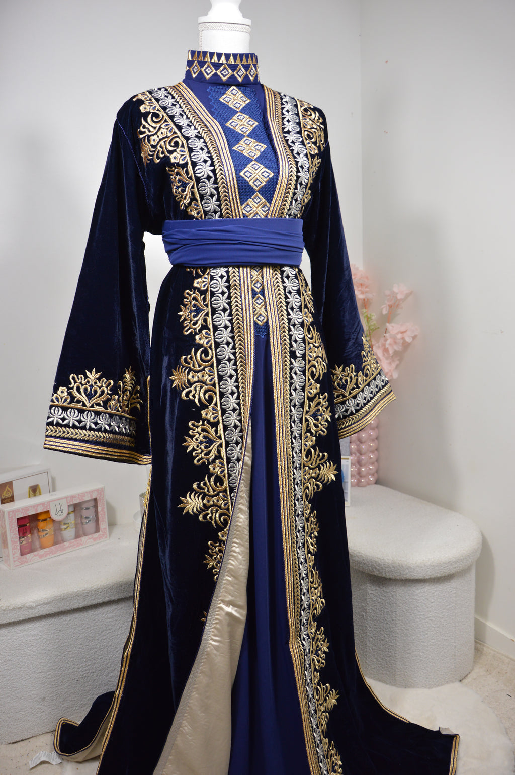 Takchita Royale en Velours Bleu Nuit – Broderies Dorées & Argentées