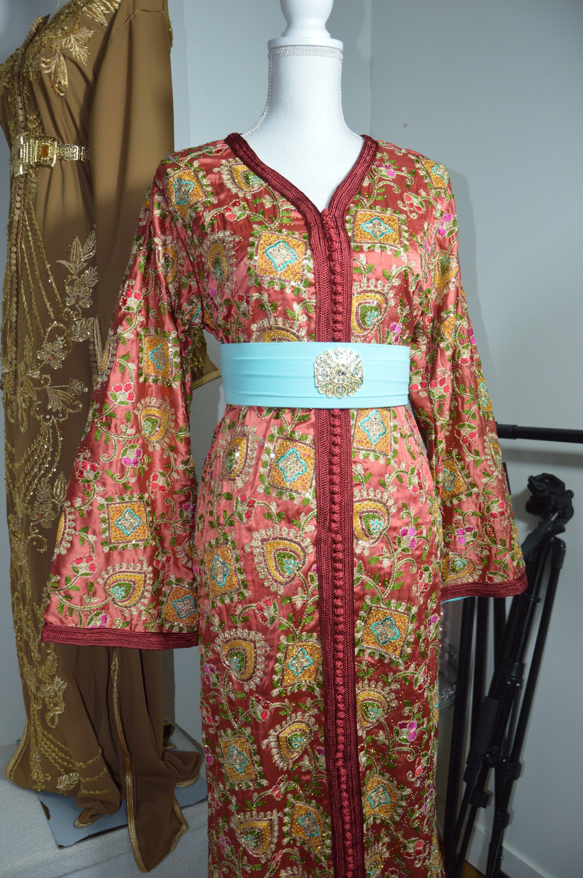 Caftan sirène sari rose brique - vue de face - style indo-marocain luxe
