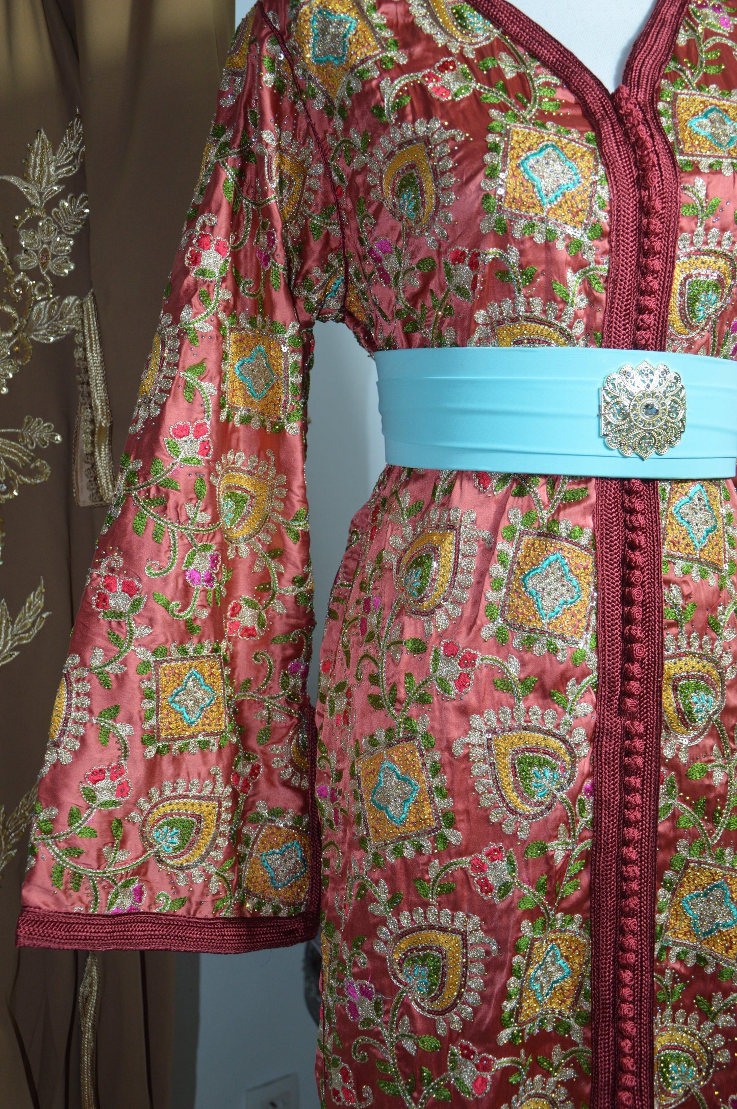 Caftan sirène sari rose brique - détails tissu - style indo-marocain luxe