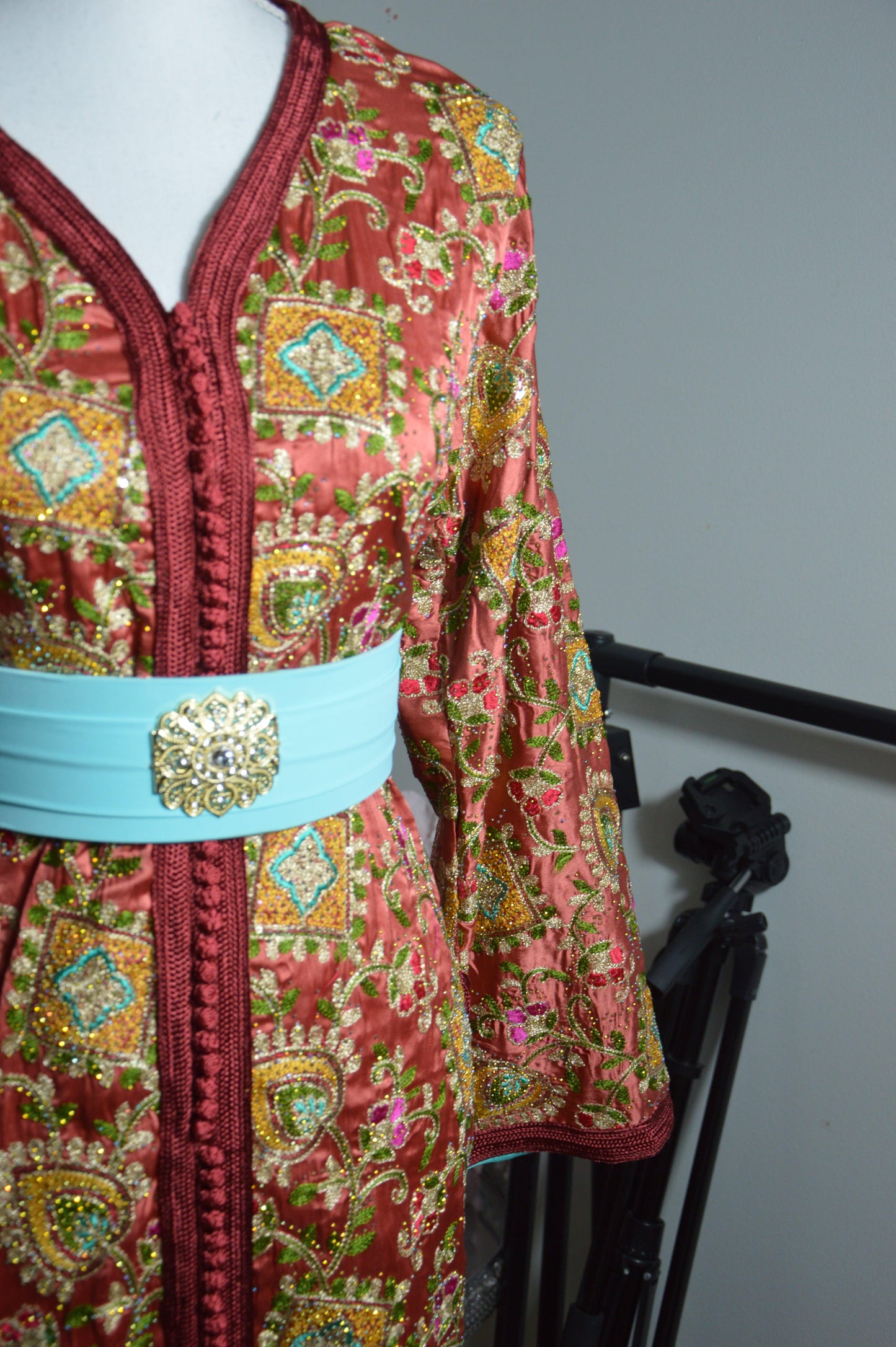 Caftan sirène sari rose brique - détail ceinture - style indo-marocain luxe