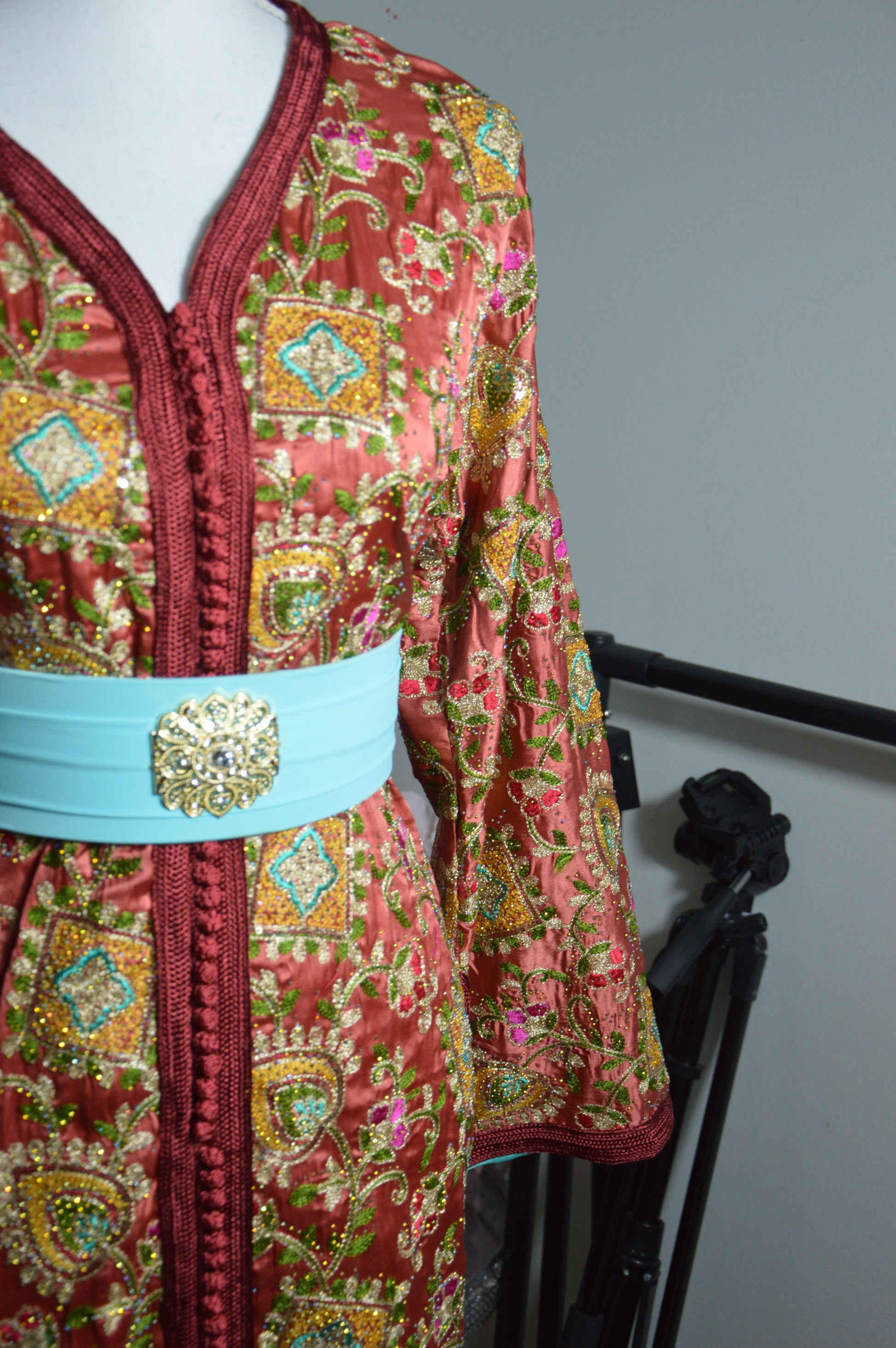 Caftan sirène sari rose brique - détail ceinture - style indo-marocain luxe