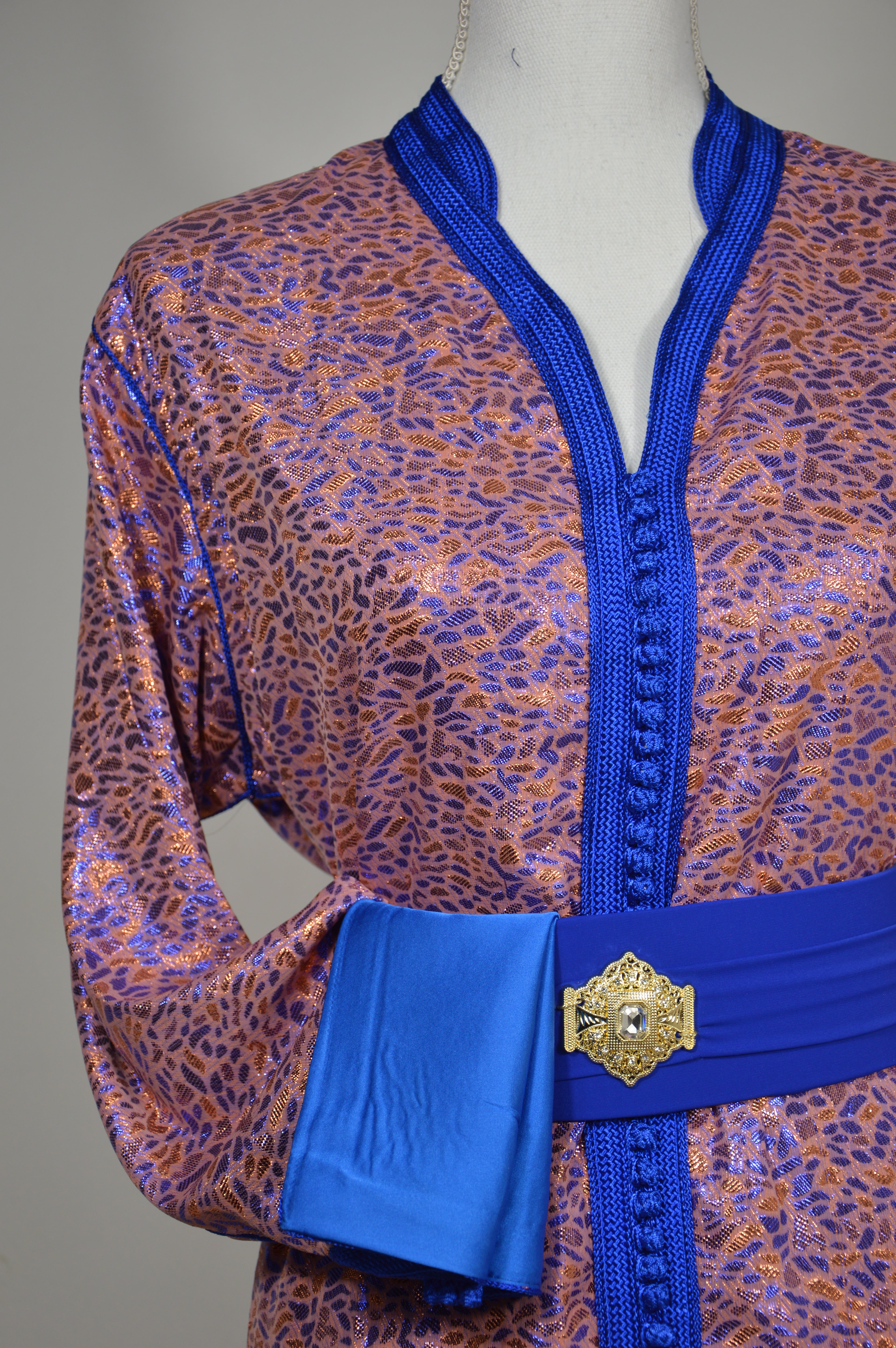 CAFTAN MODERNE EN TISSU MÉTALLISÉ CUIVRÉ & BLEU ROYAL