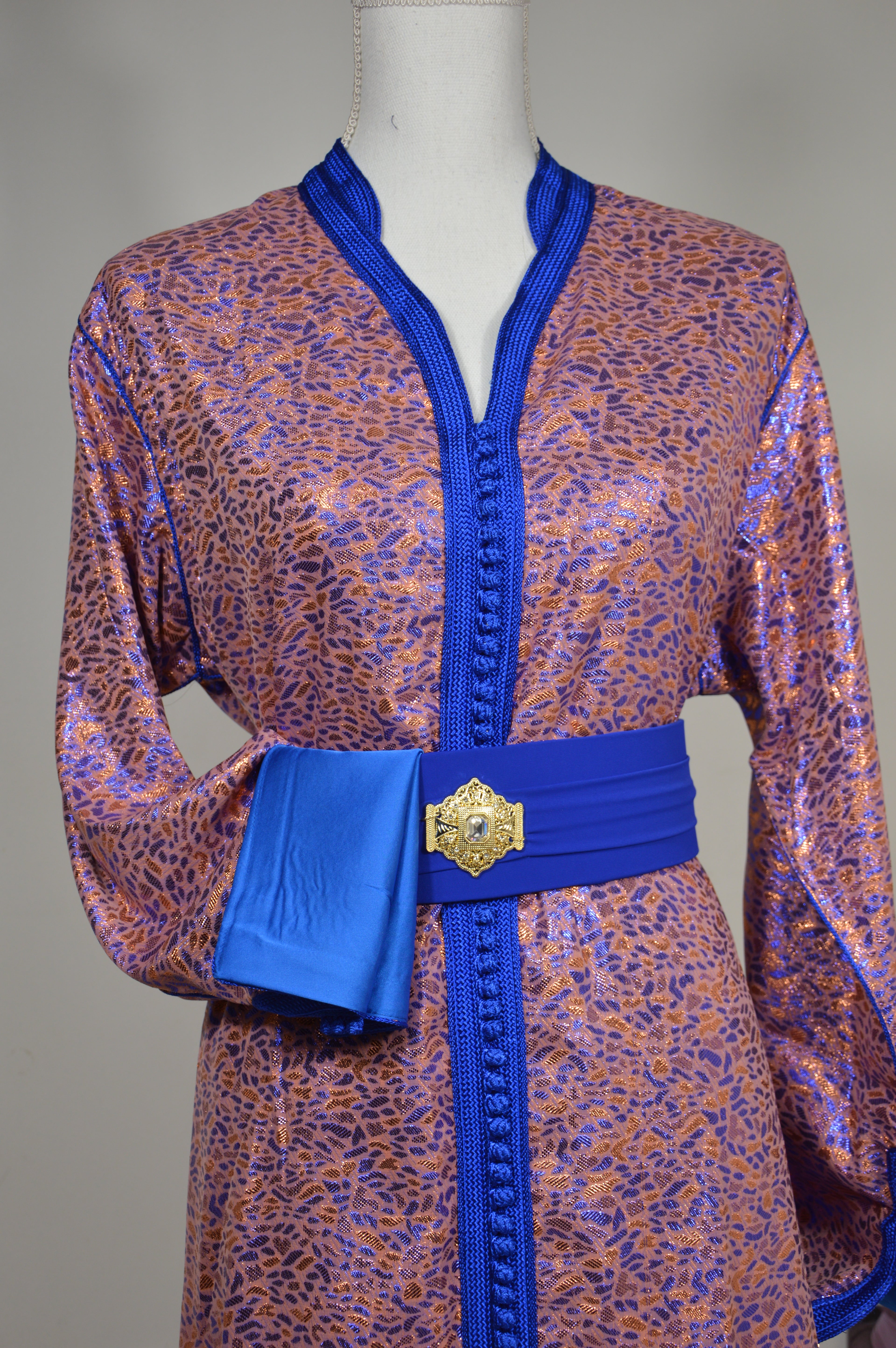 CAFTAN MODERNE EN TISSU MÉTALLISÉ CUIVRÉ & BLEU ROYAL