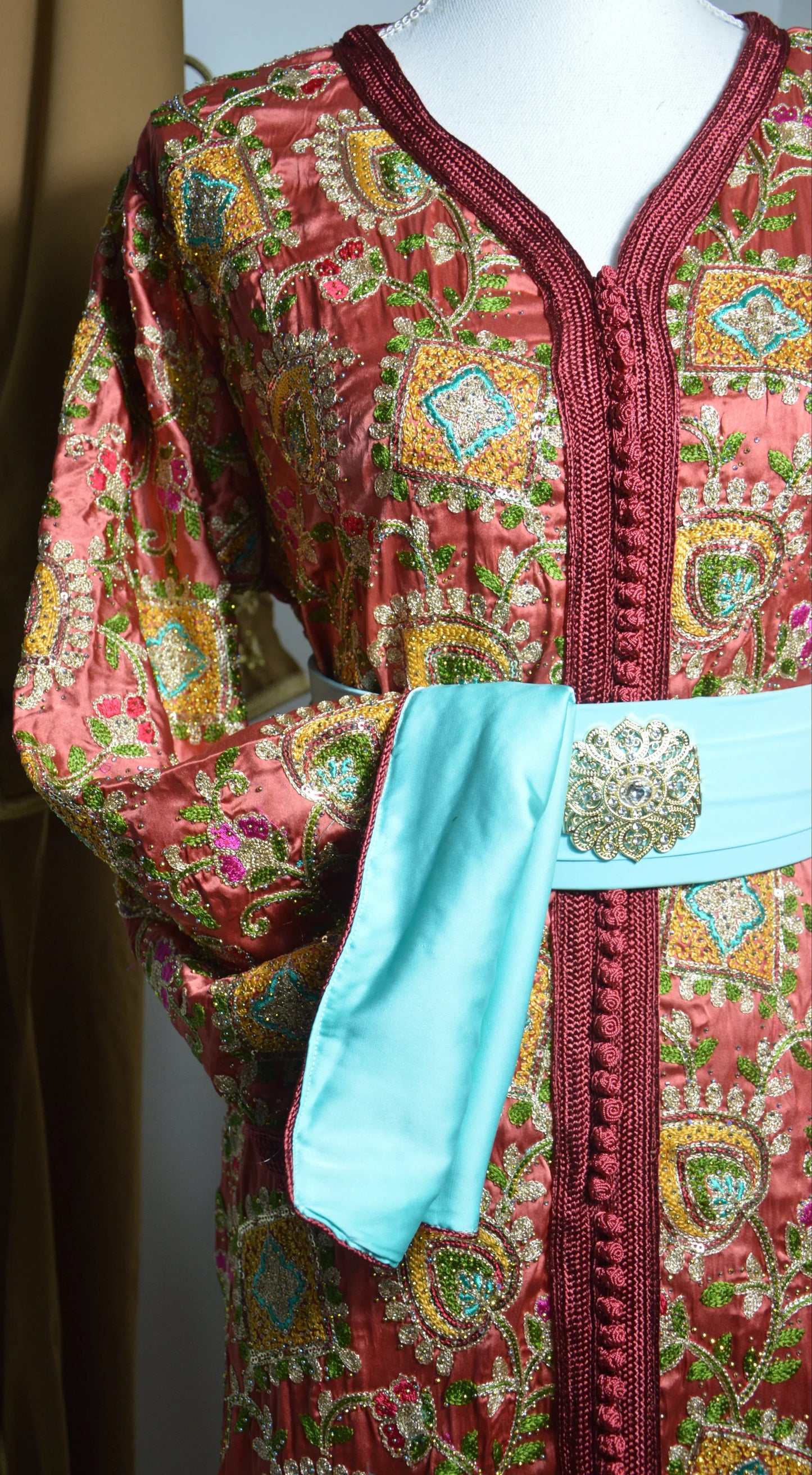 Caftan sirène sari rose brique - détail doublure manche - style indo-marocain luxe