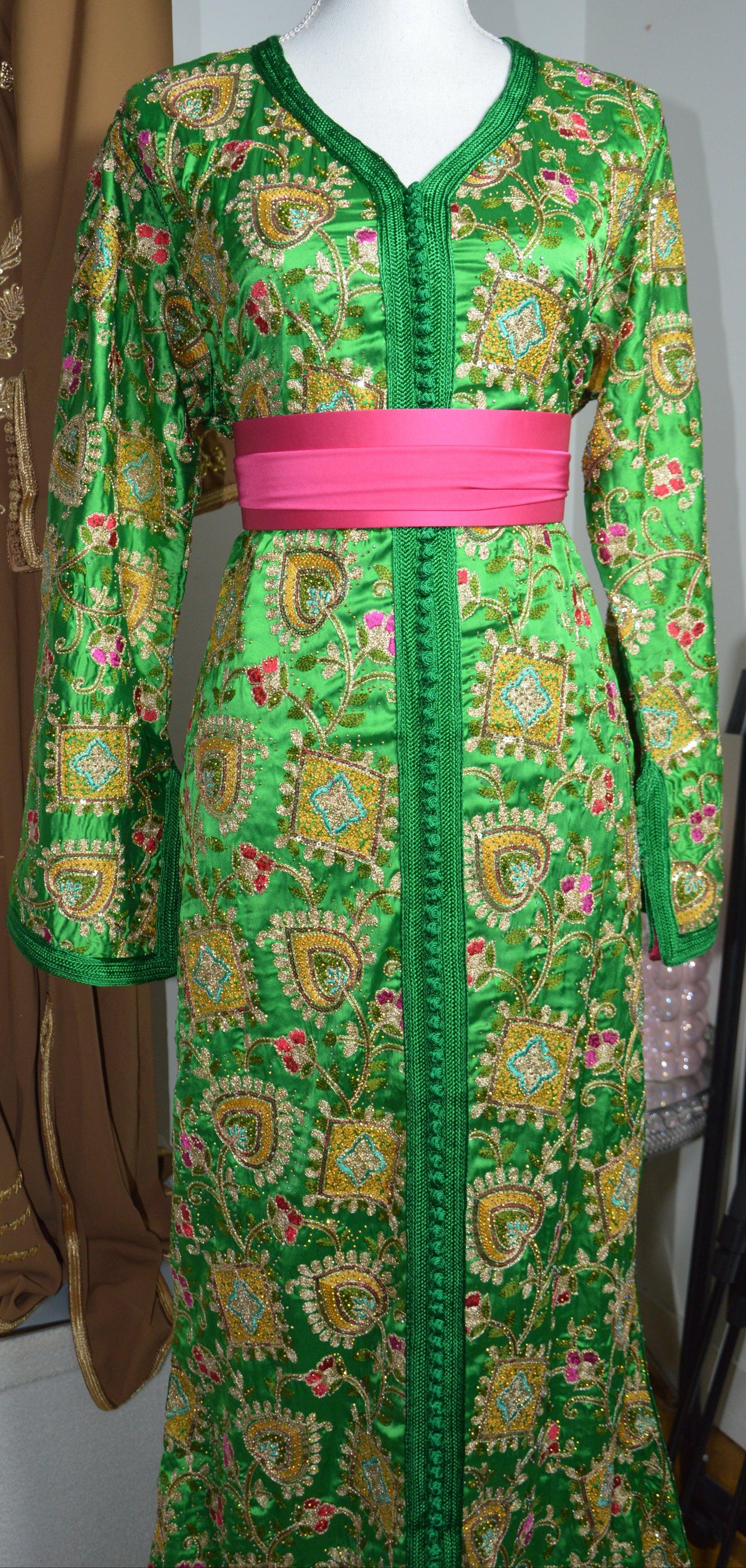 Caftan sirène sari vert - vue de face - style indo-marocain luxe