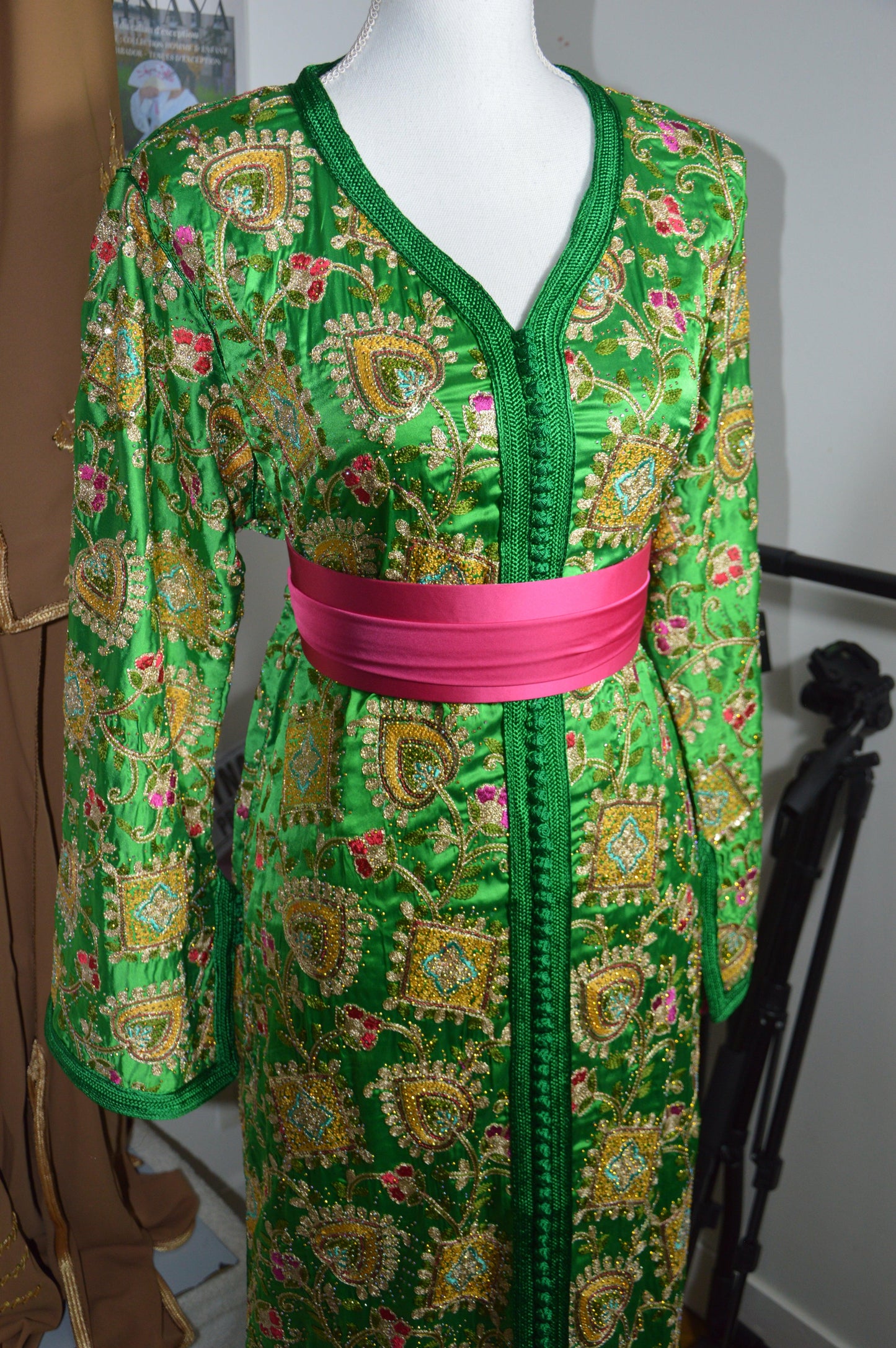 Caftan sirène sari vert - détail tissu et ceinture - style indo-marocain luxe