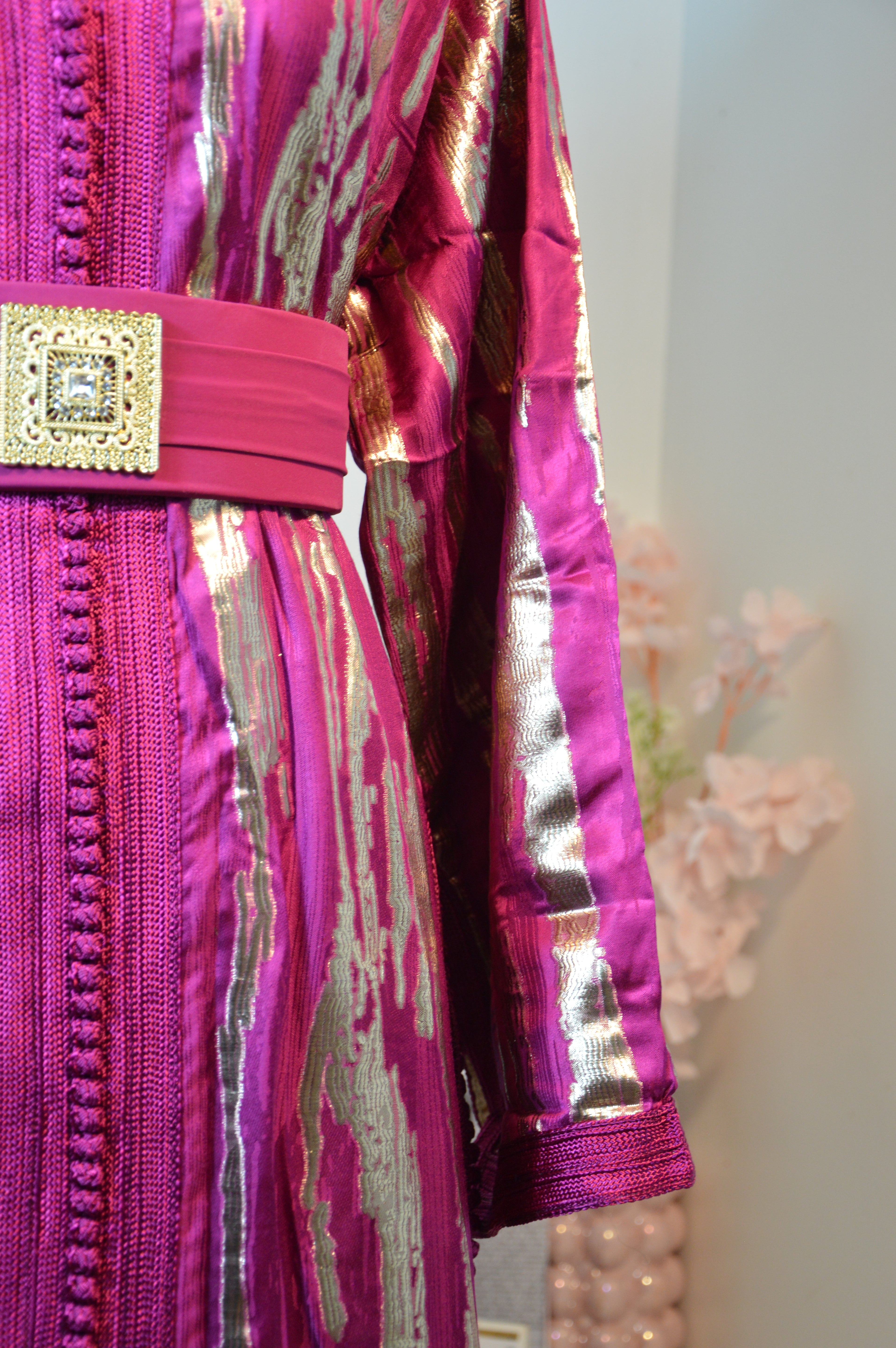 CAFTAN MÉTALLISÉ LUXE – ROSE FUCHSIA DORÉ