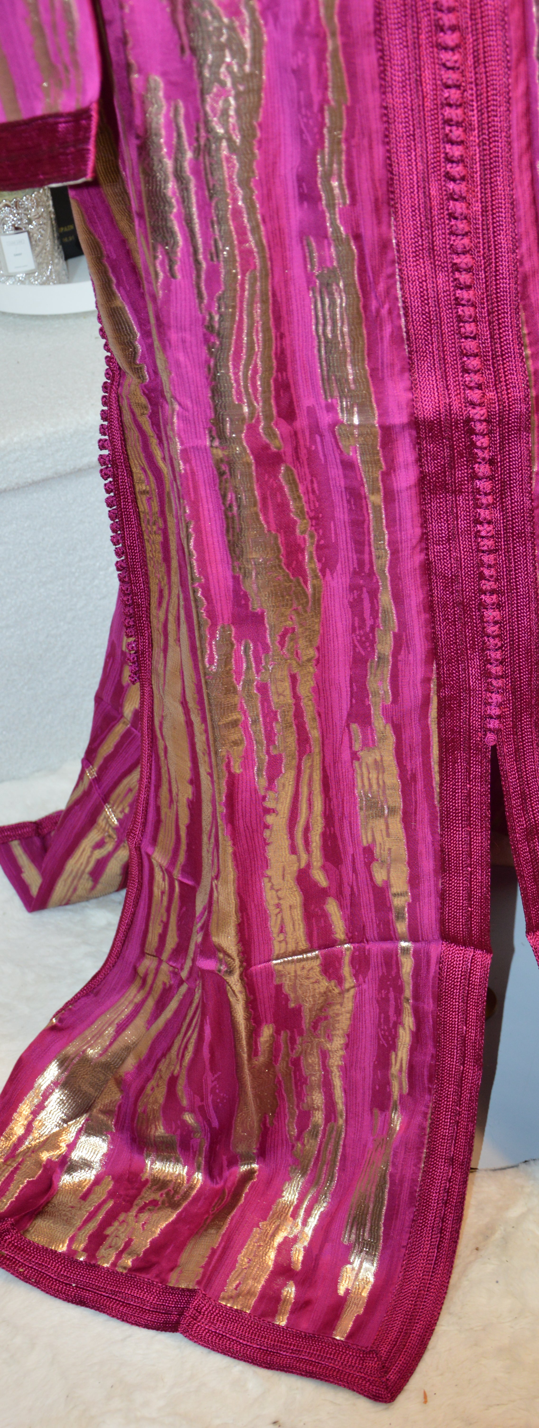 CAFTAN MÉTALLISÉ LUXE – ROSE FUCHSIA DORÉ