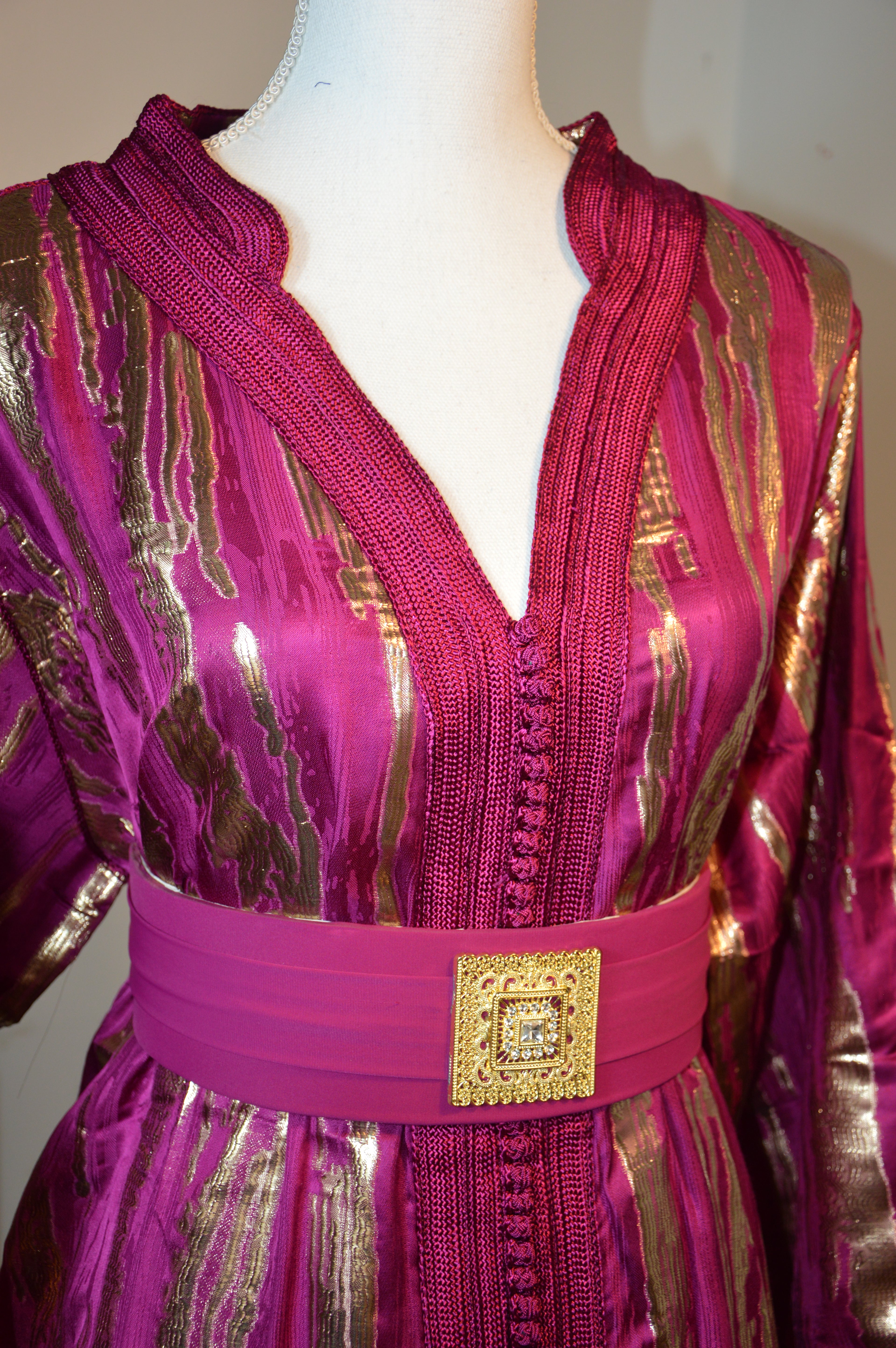CAFTAN MÉTALLISÉ LUXE – ROSE FUCHSIA DORÉ