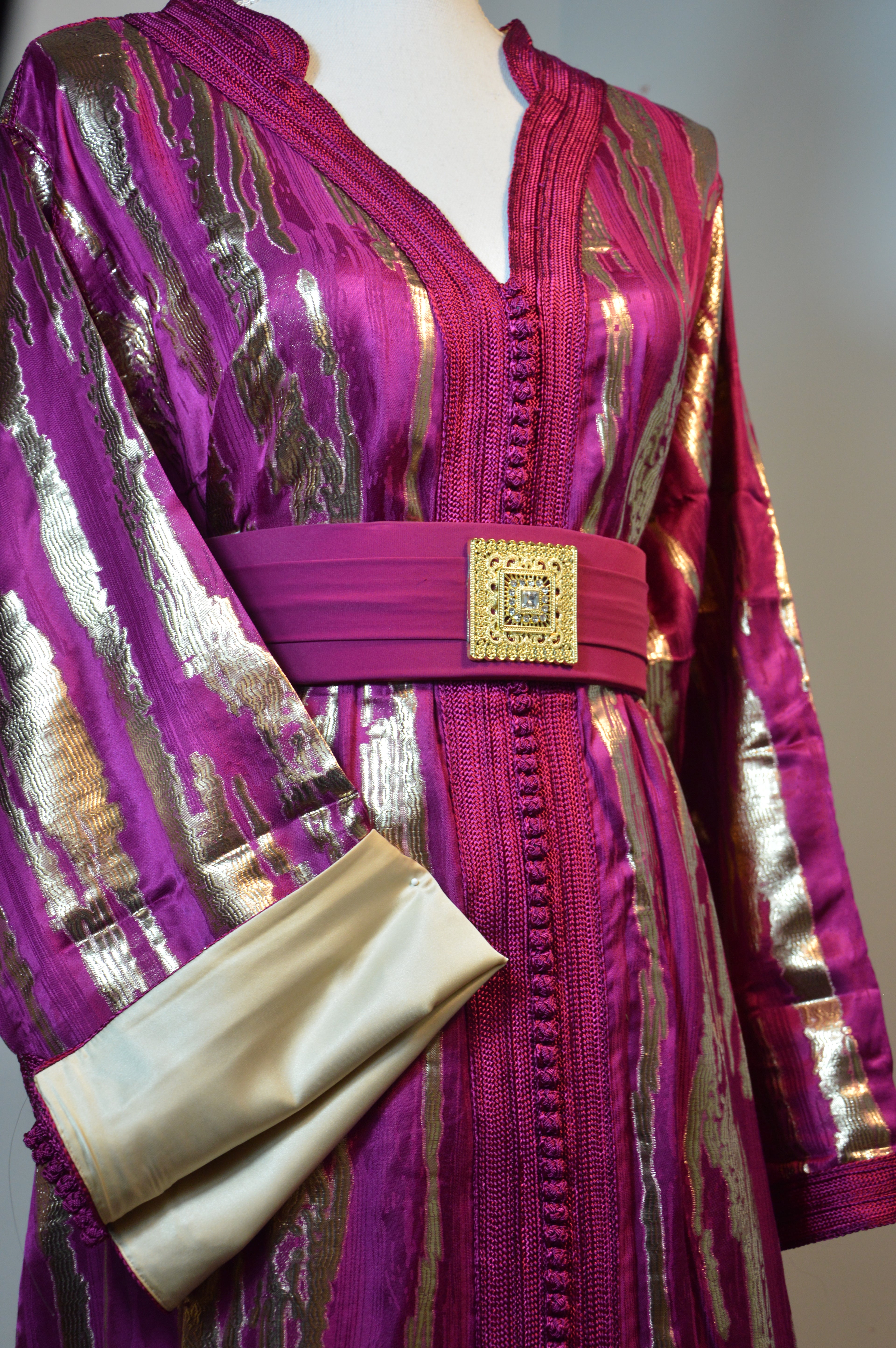 CAFTAN MÉTALLISÉ LUXE – ROSE FUCHSIA DORÉ