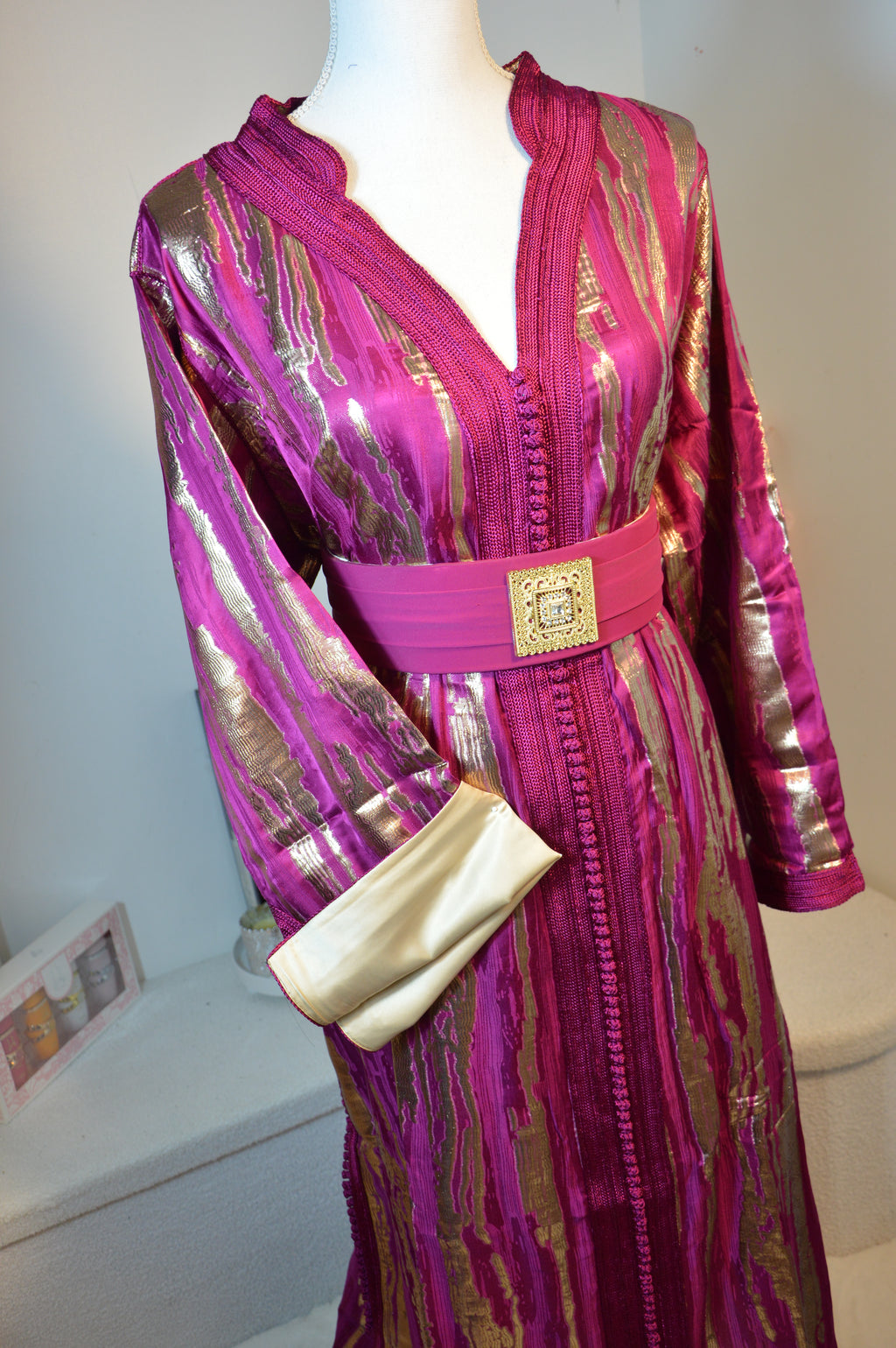 CAFTAN MÉTALLISÉ LUXE – ROSE FUCHSIA DORÉ