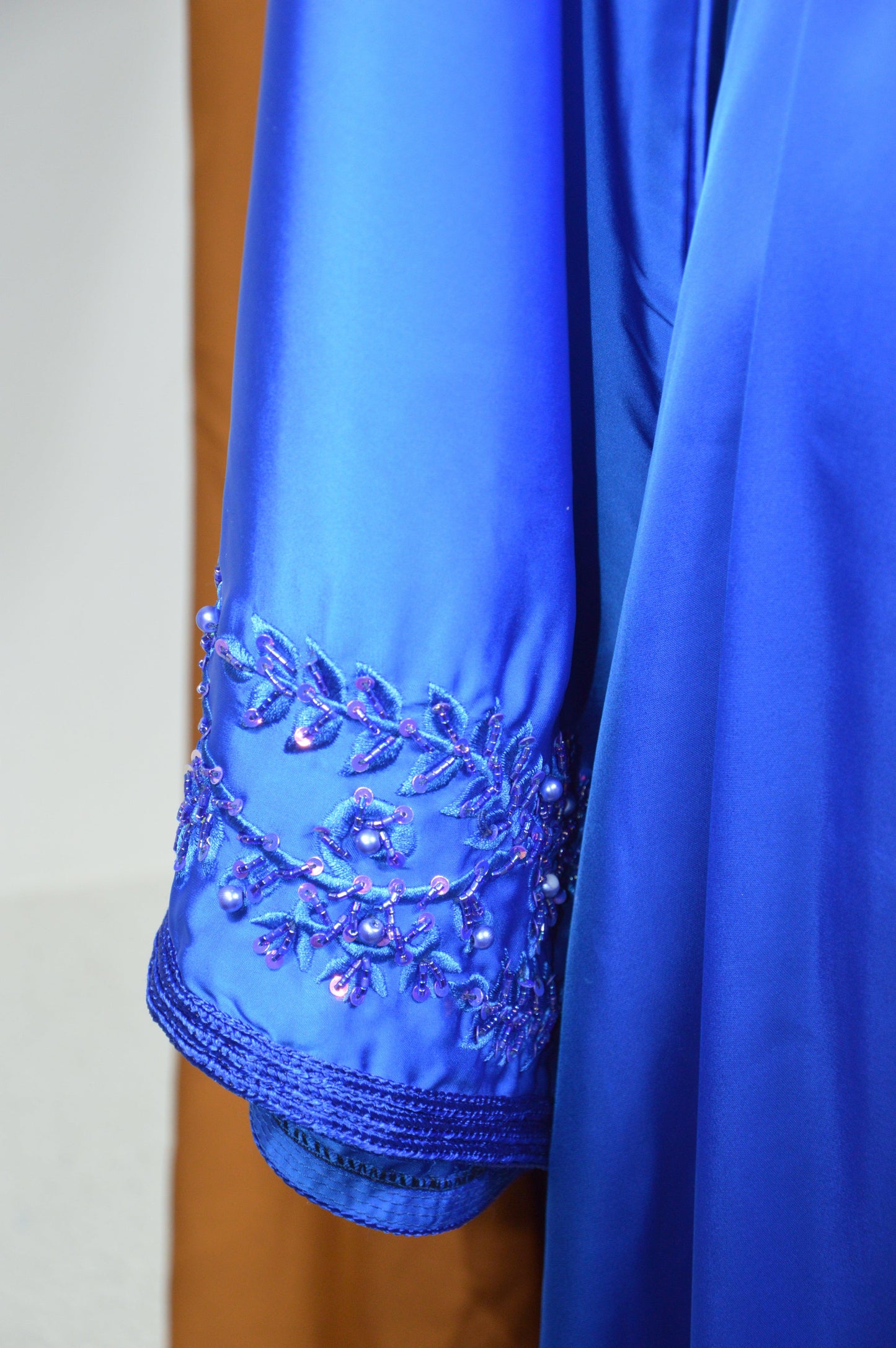 Robe caftan bleu roi manches évasées marocain - détail manche