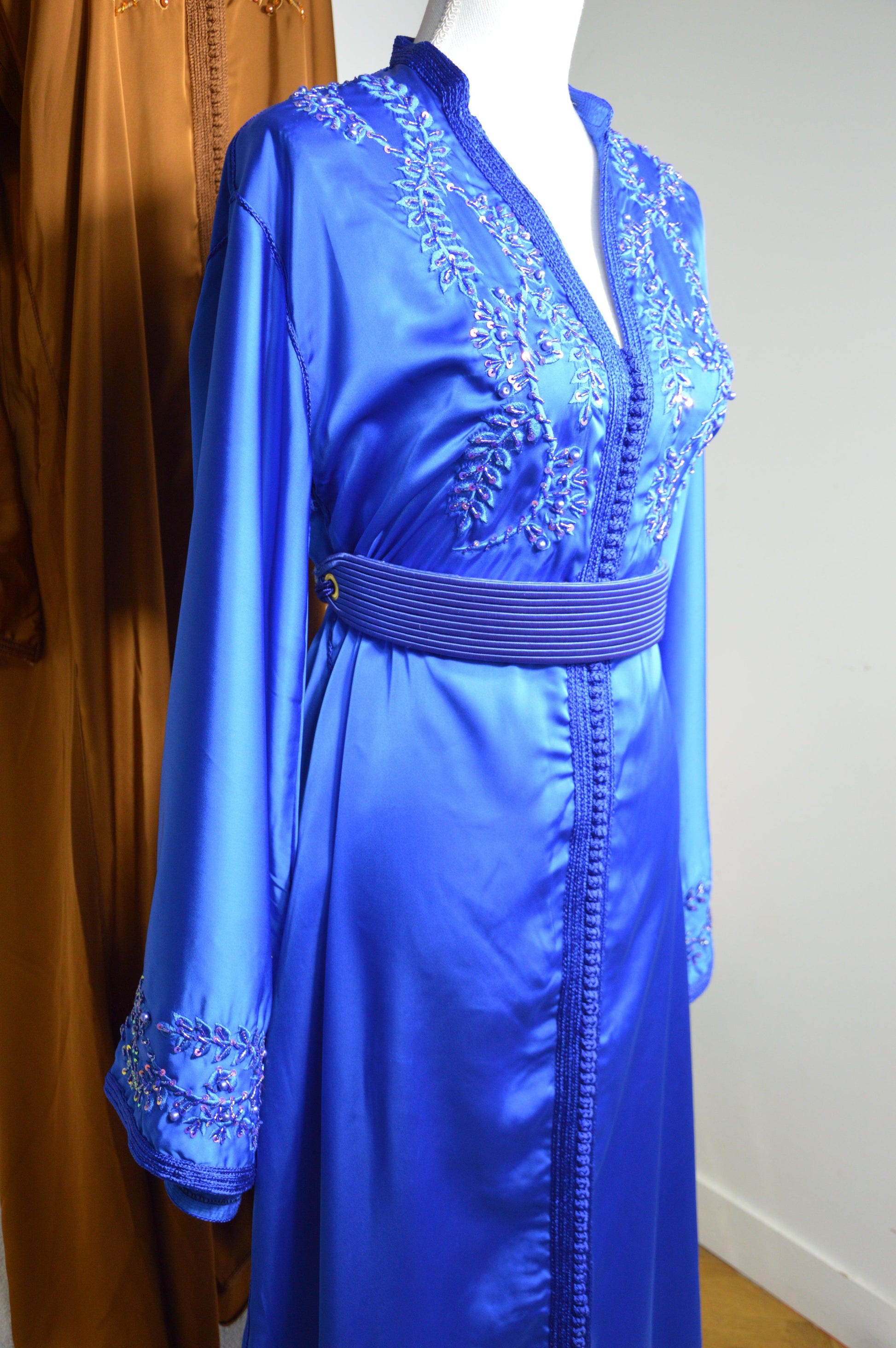 Robe caftan bleu roi manches évasées marocain - détails perlage
