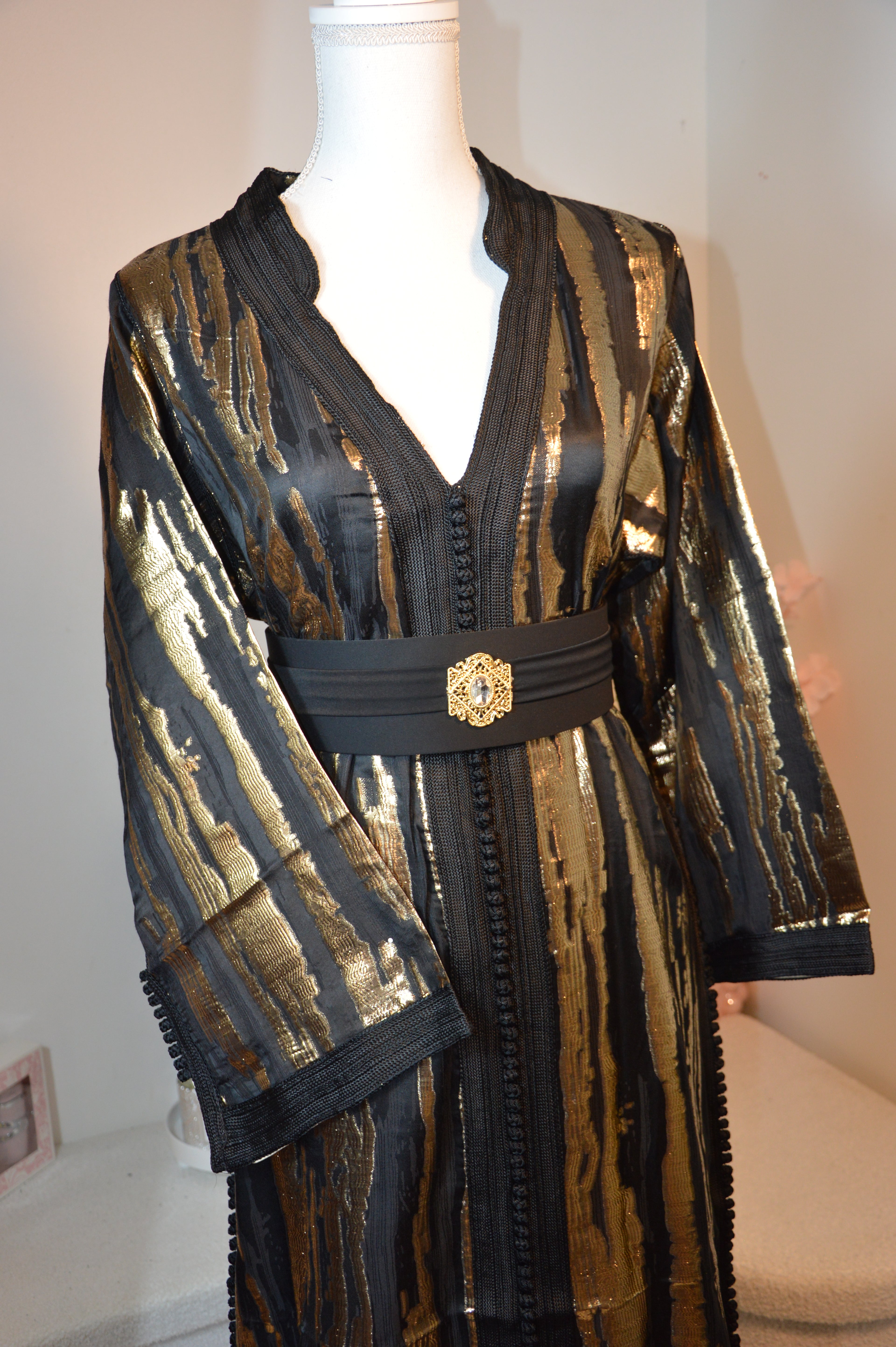 CAFTAN MÉTALLISÉ LUXE – NOIR DORÉ