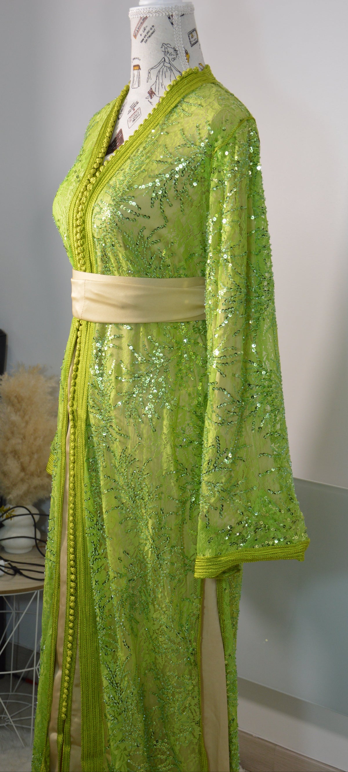 Takchita Dentella signature perlée vert pistache et or