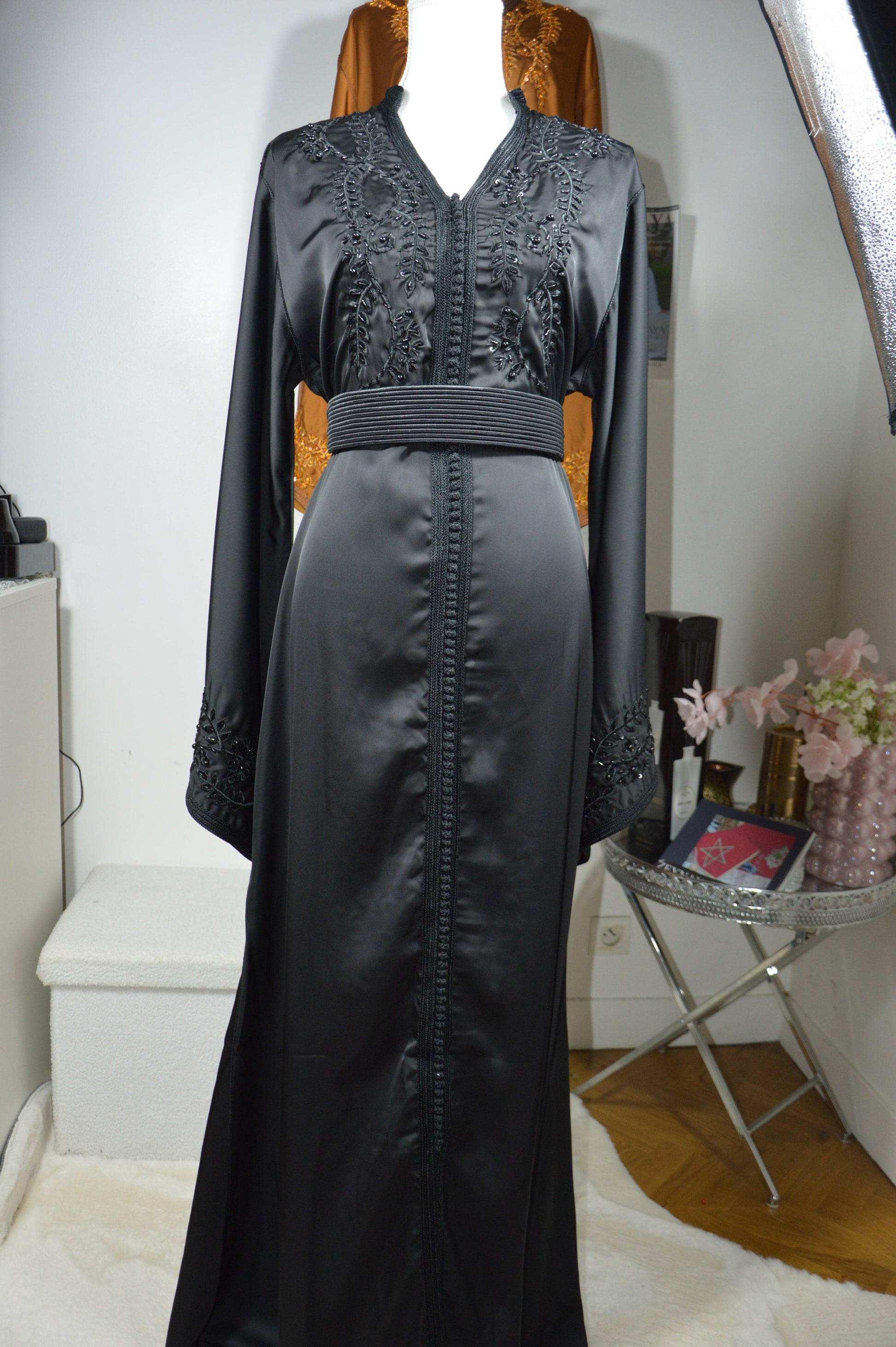 Caftan noir brillant luxe - vue de face - robe marocaine élégante