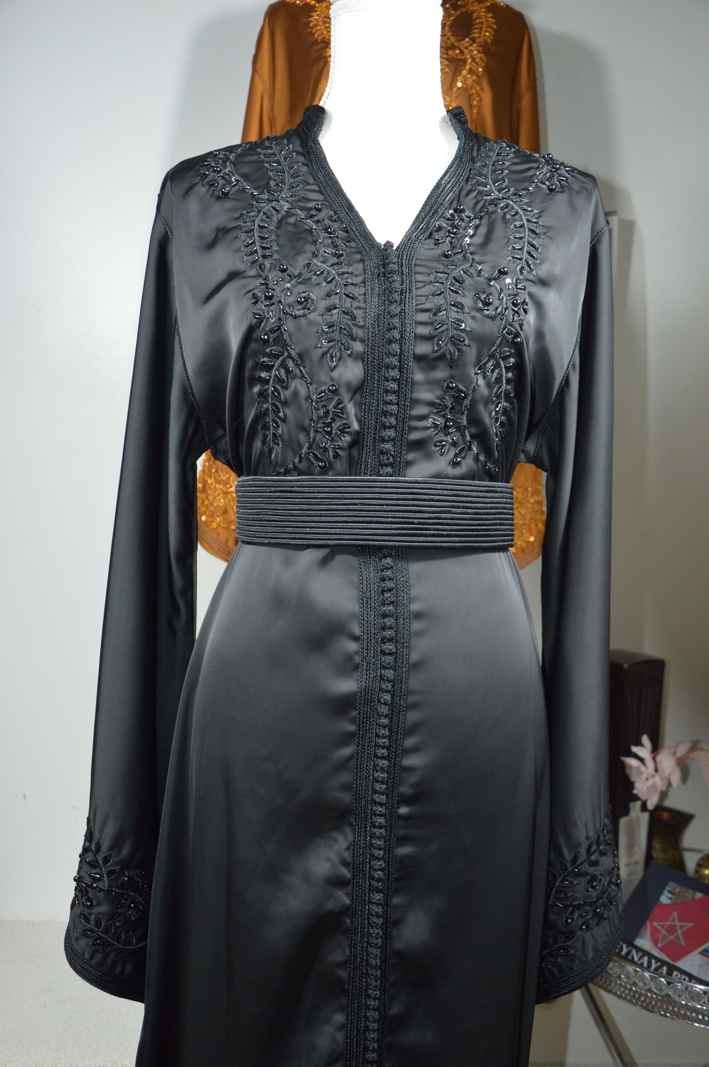Caftan noir brillant luxe - vue du haut - robe marocaine élégante