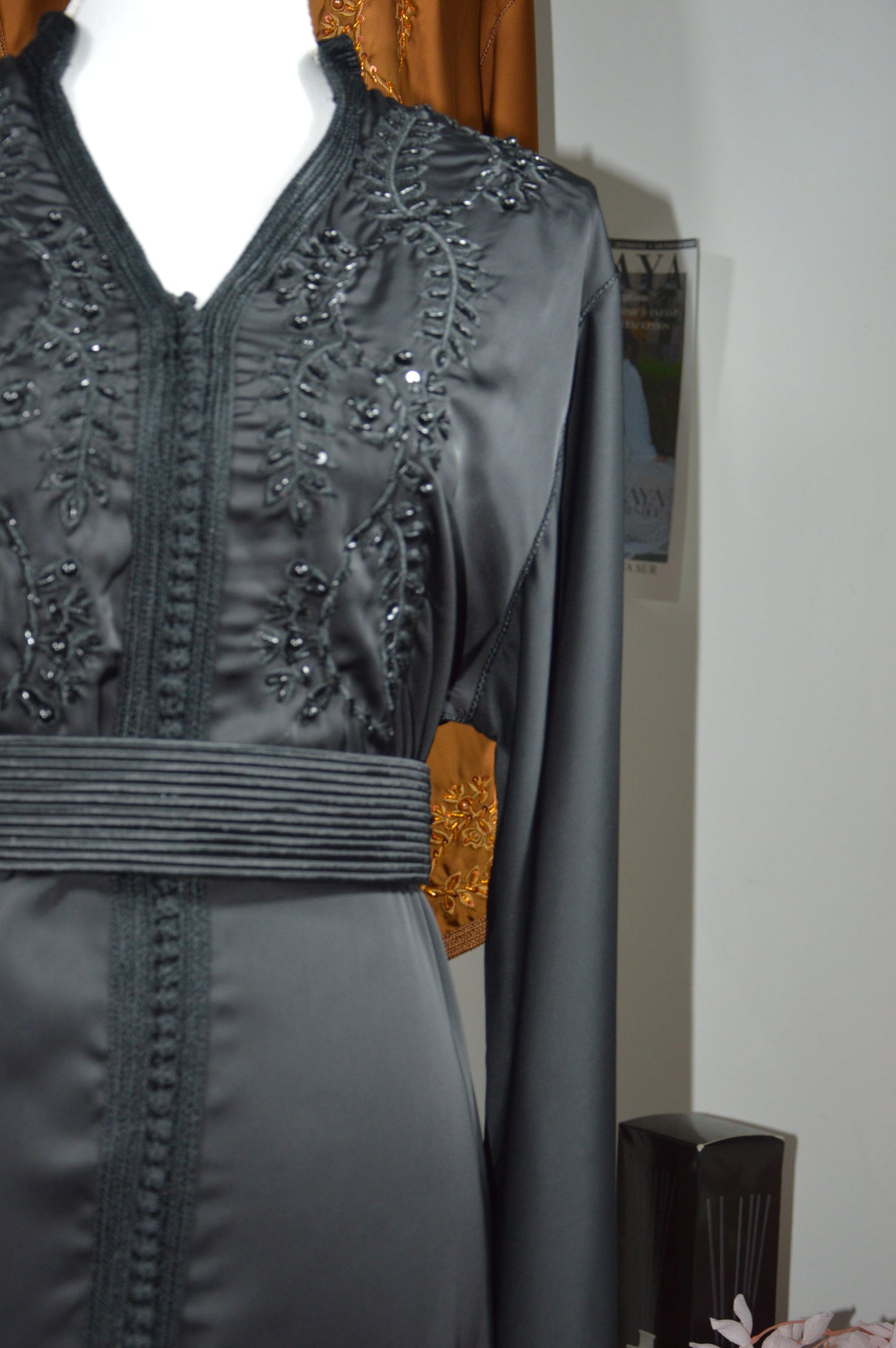 Caftan noir brillant luxe - détails broderie et perlage - robe marocaine élégante