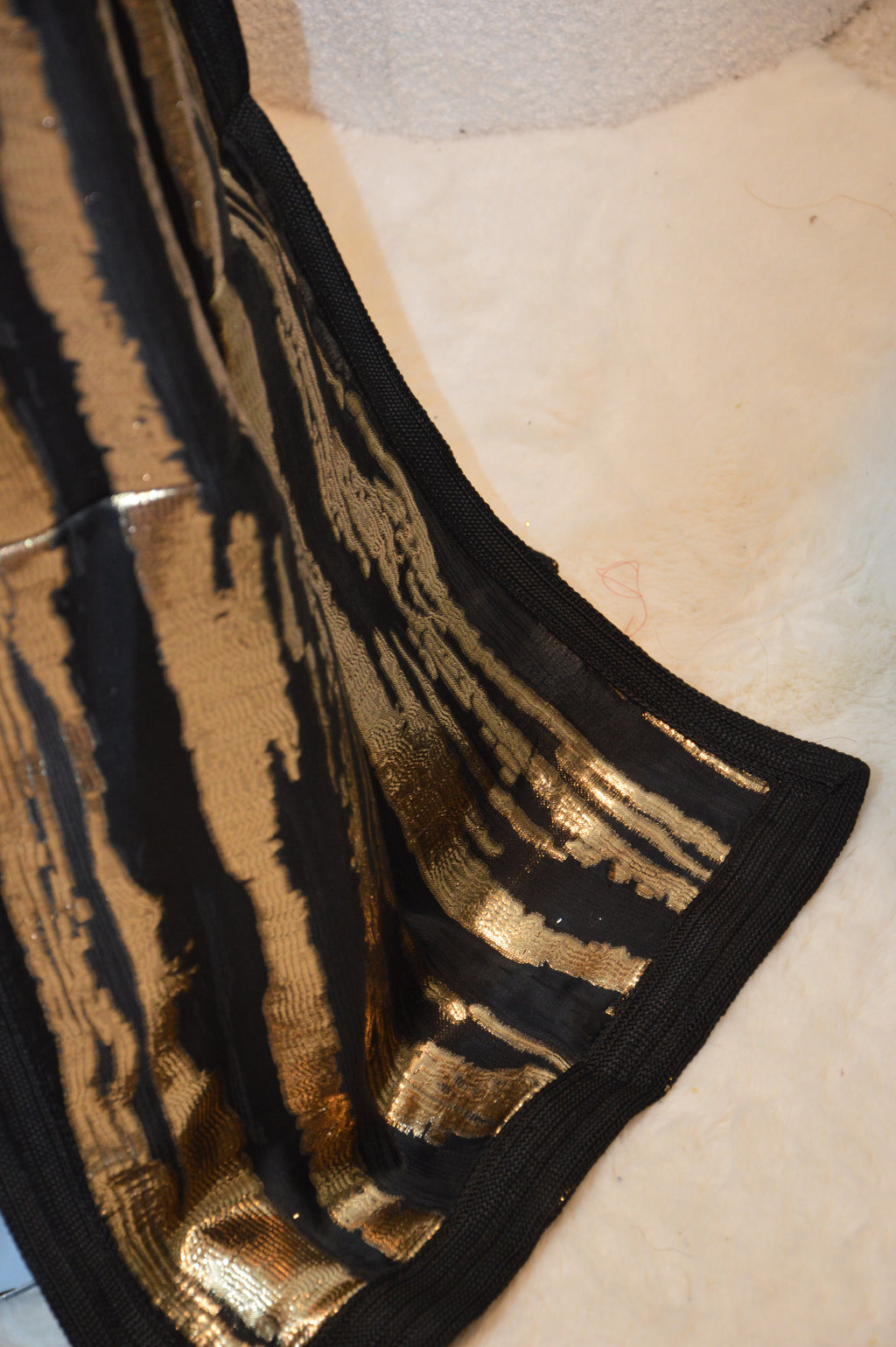 CAFTAN MÉTALLISÉ LUXE – NOIR DORÉ