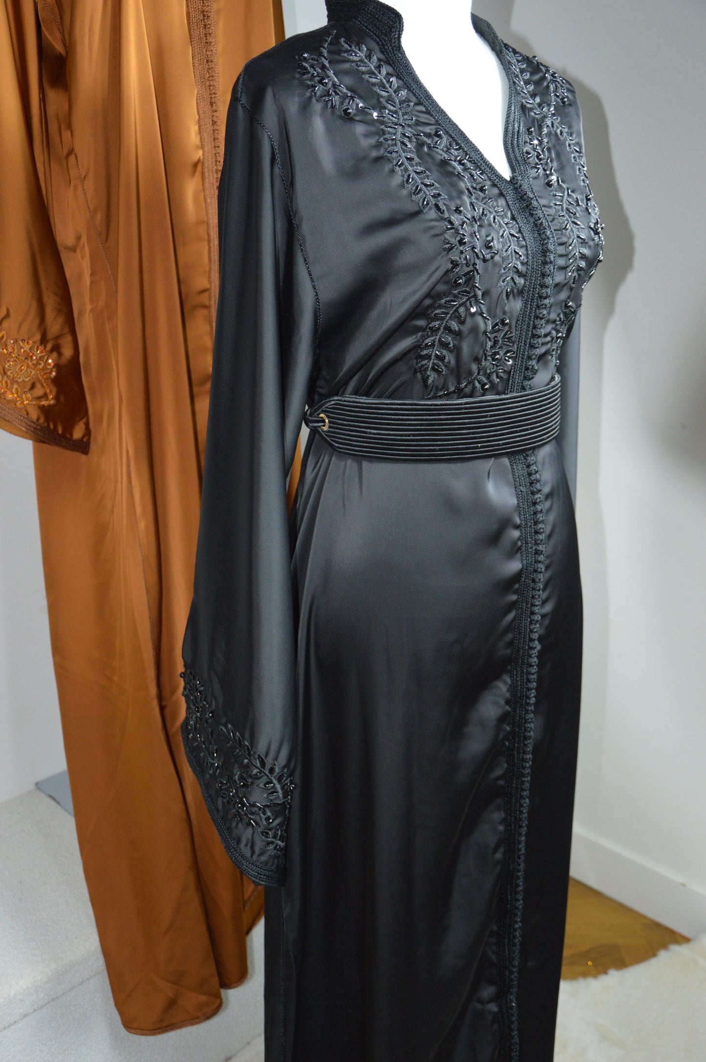 Caftan noir brillant luxe - vue de profil - robe marocaine élégante