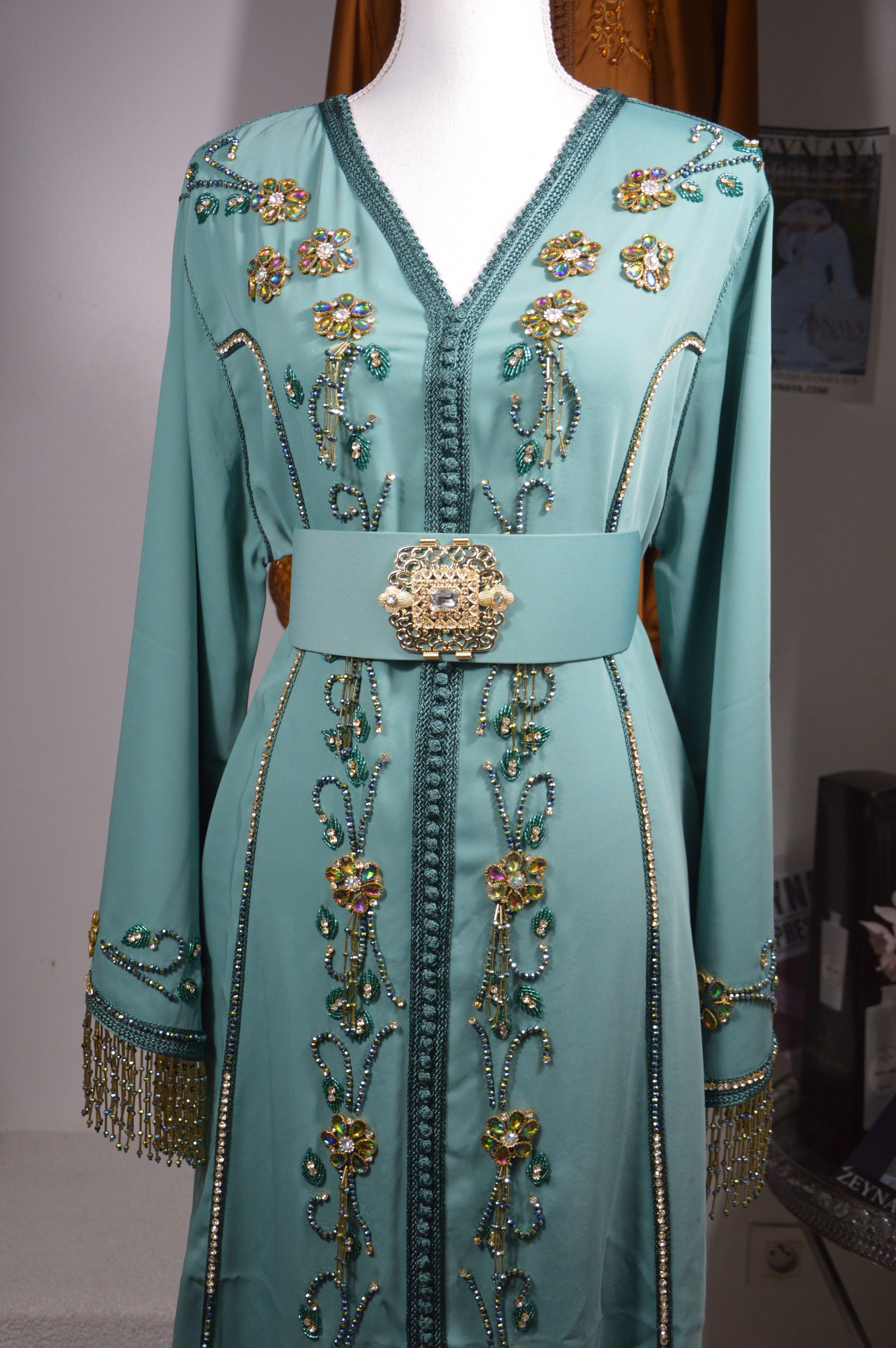 Caftan bleu vert marocain - détail du bustier et broderies