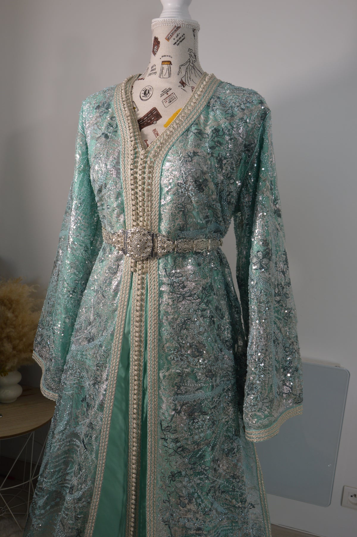 Takchita Ibtissam Crystal – Bleu Ciel Argenté