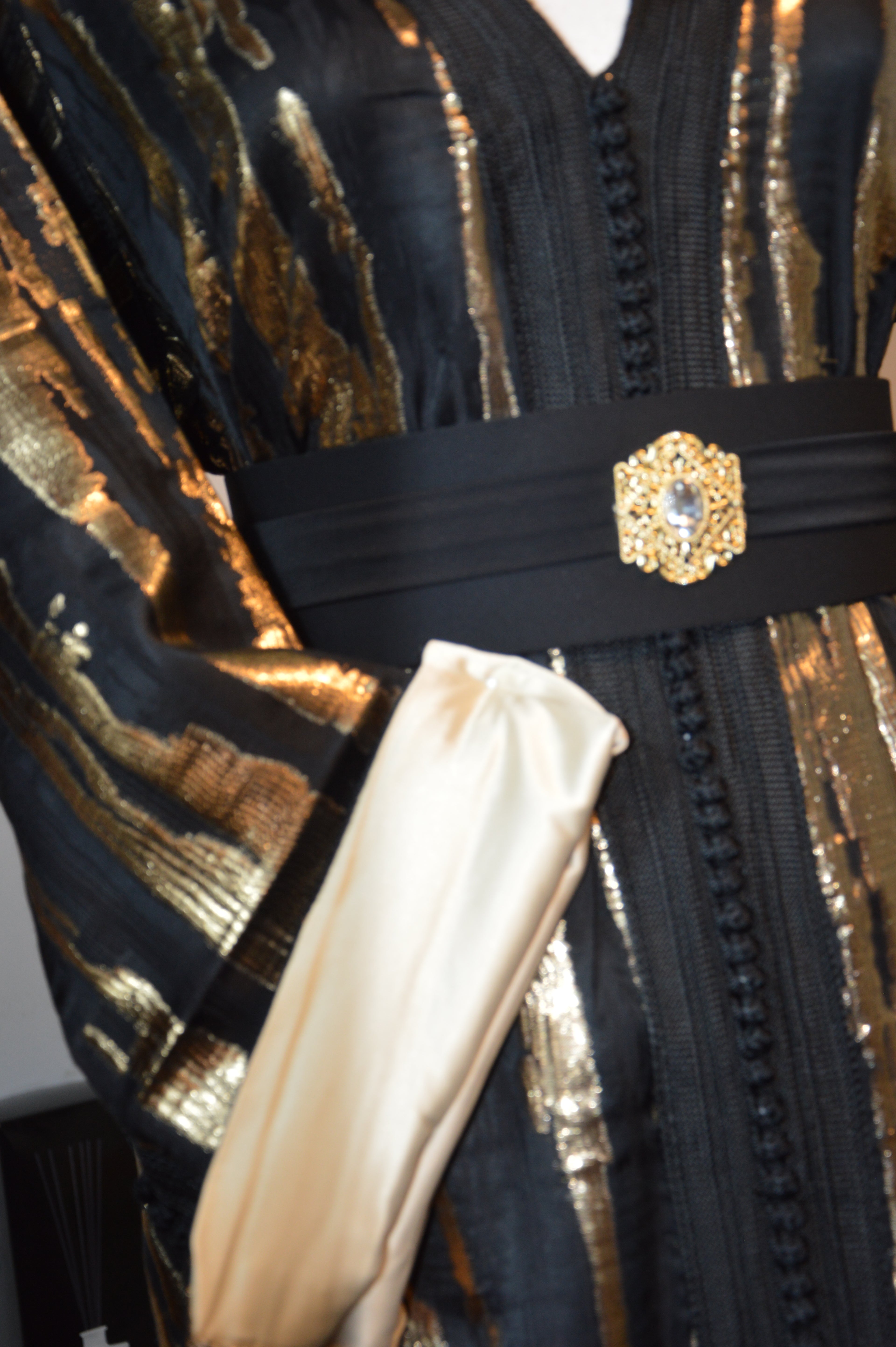 CAFTAN MÉTALLISÉ LUXE – NOIR DORÉ