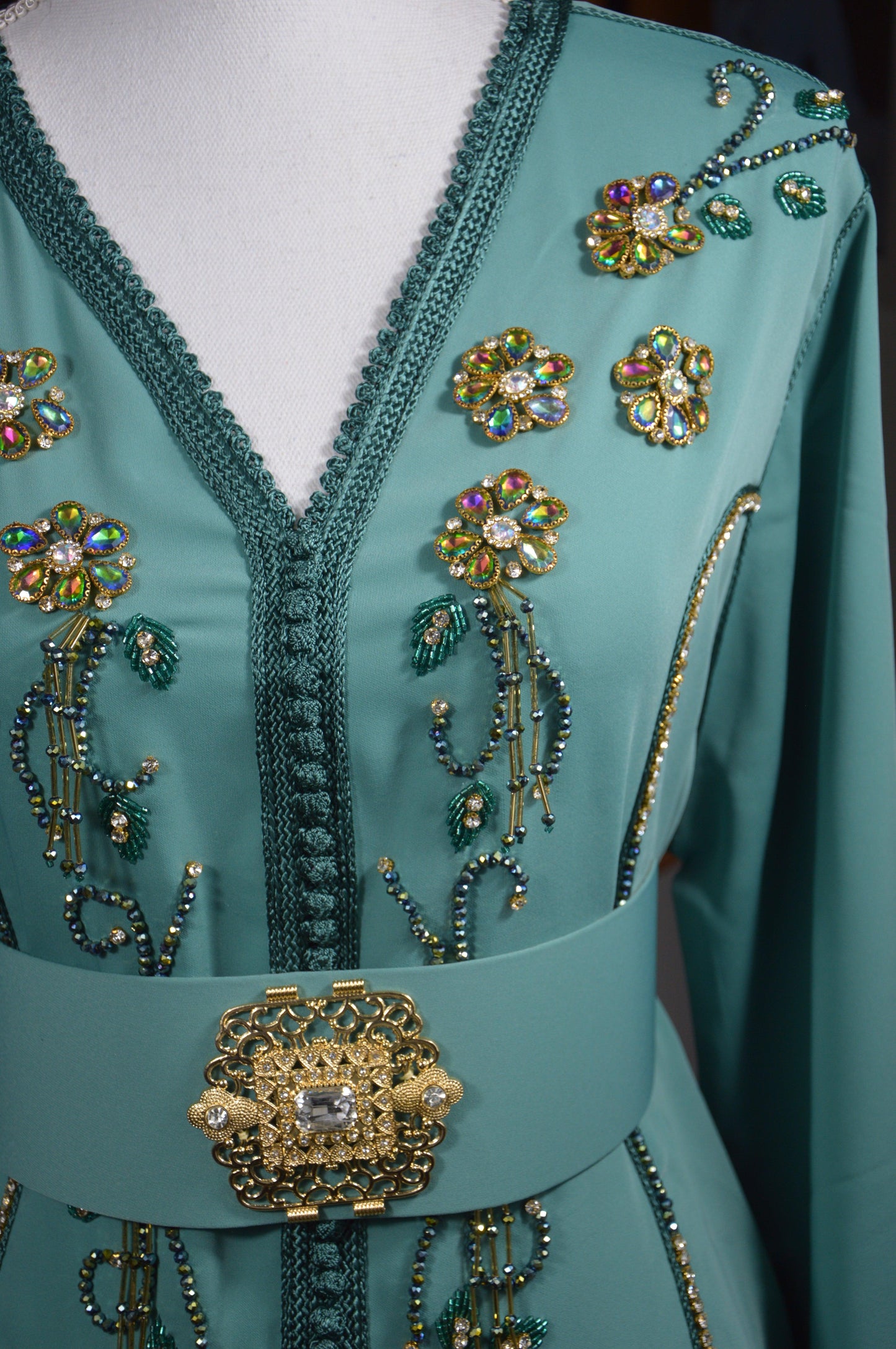 Caftan bleu vert marocain - détail du broderies et ceinture