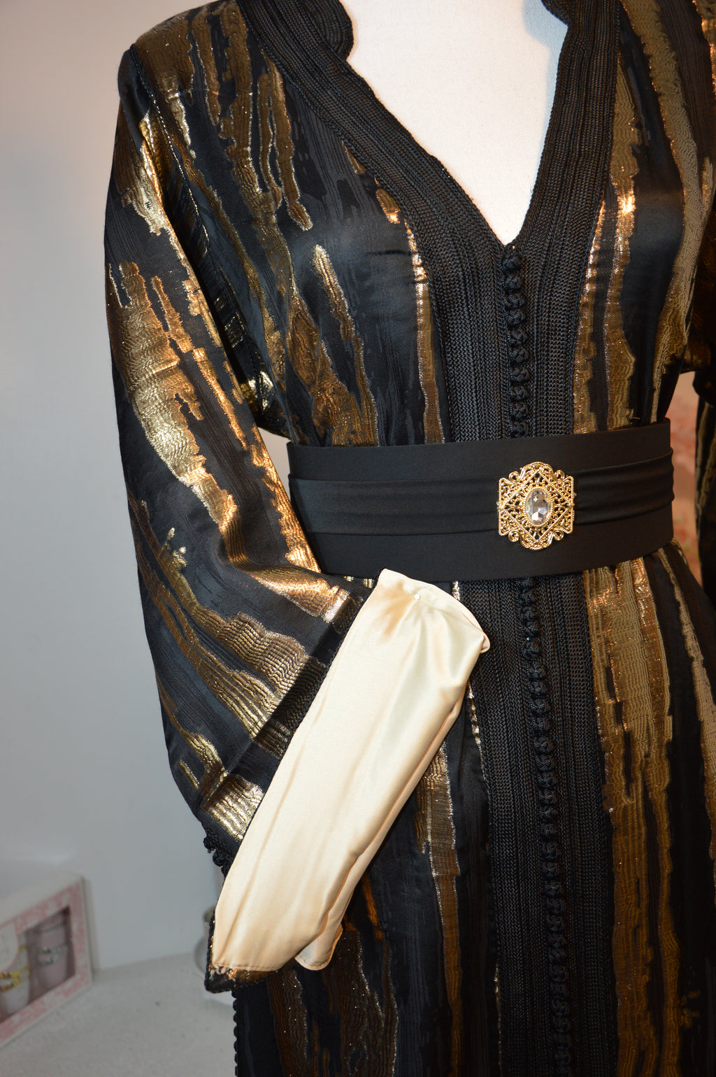 CAFTAN MÉTALLISÉ LUXE – NOIR DORÉ