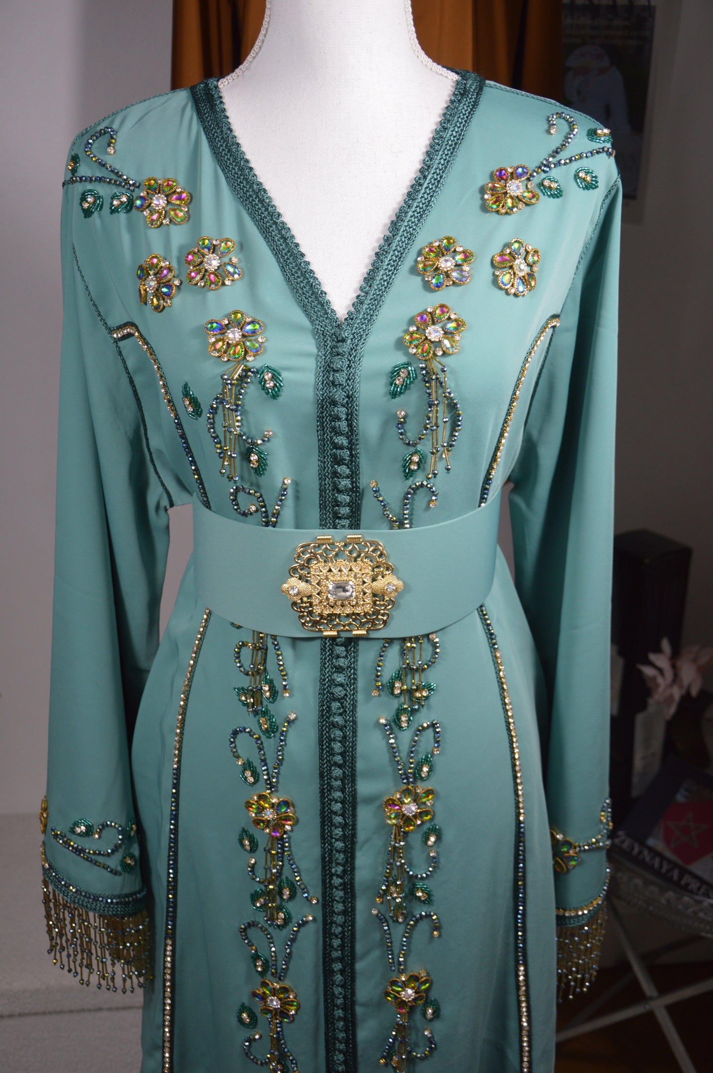 Caftan bleu vert marocain - détail du perlage et broderies