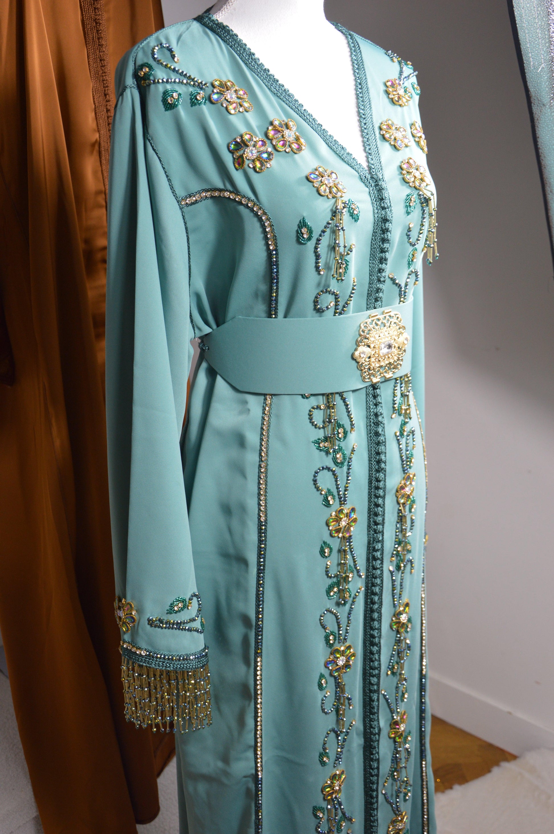 Caftan bleu vert marocain - vue de profil