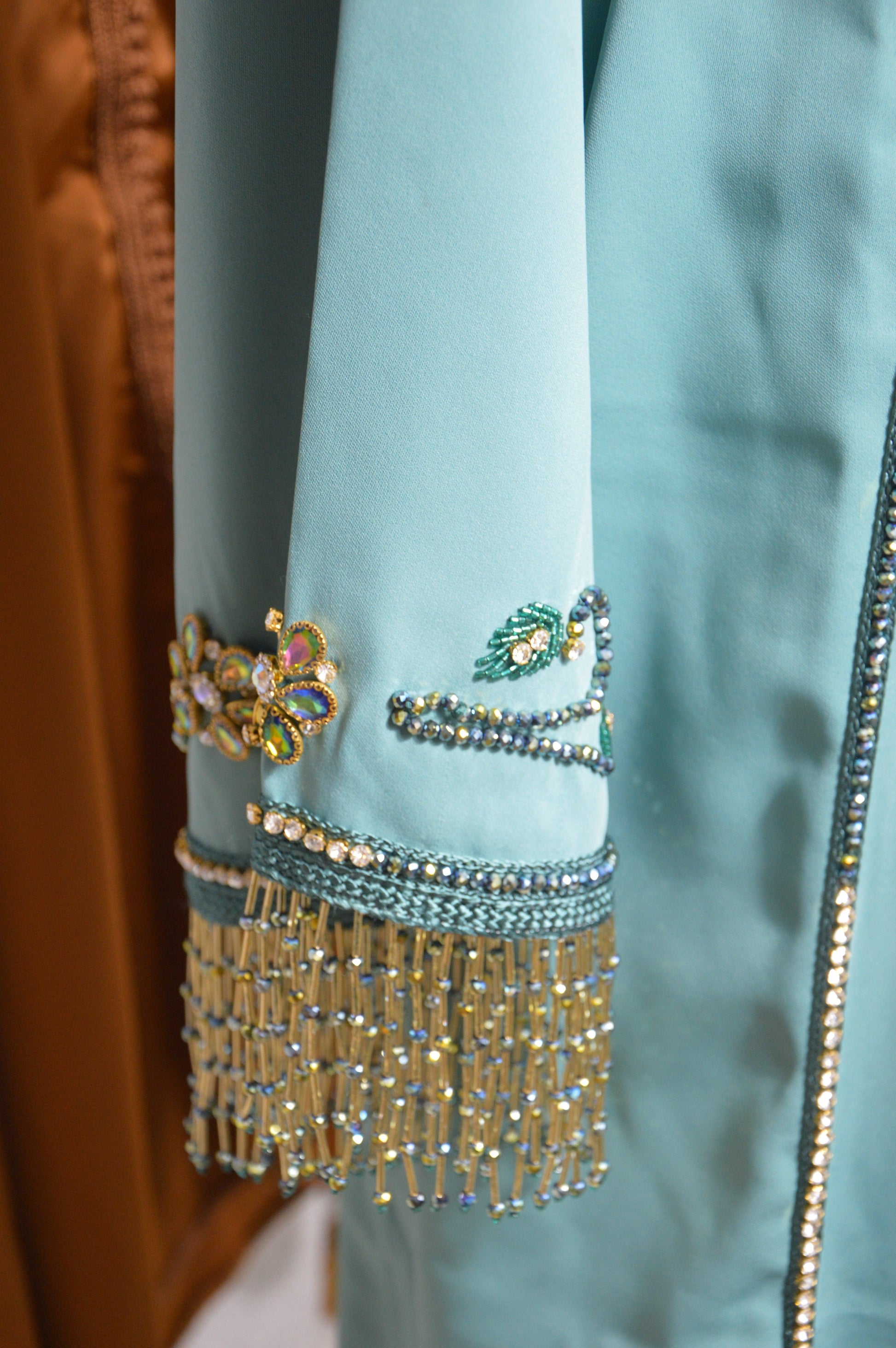 Caftan bleu vert marocain - détail de la manche - decor franges