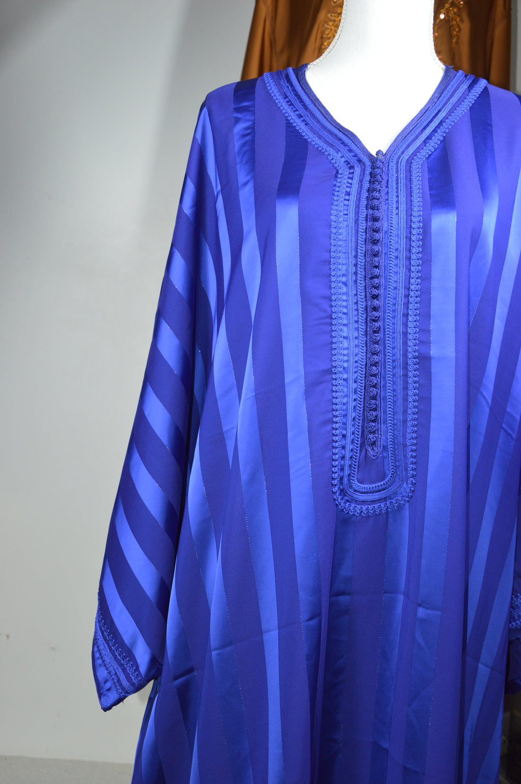 Gandoura Johara bleu roi en satin - détail de la broderie et finitions luxueuses