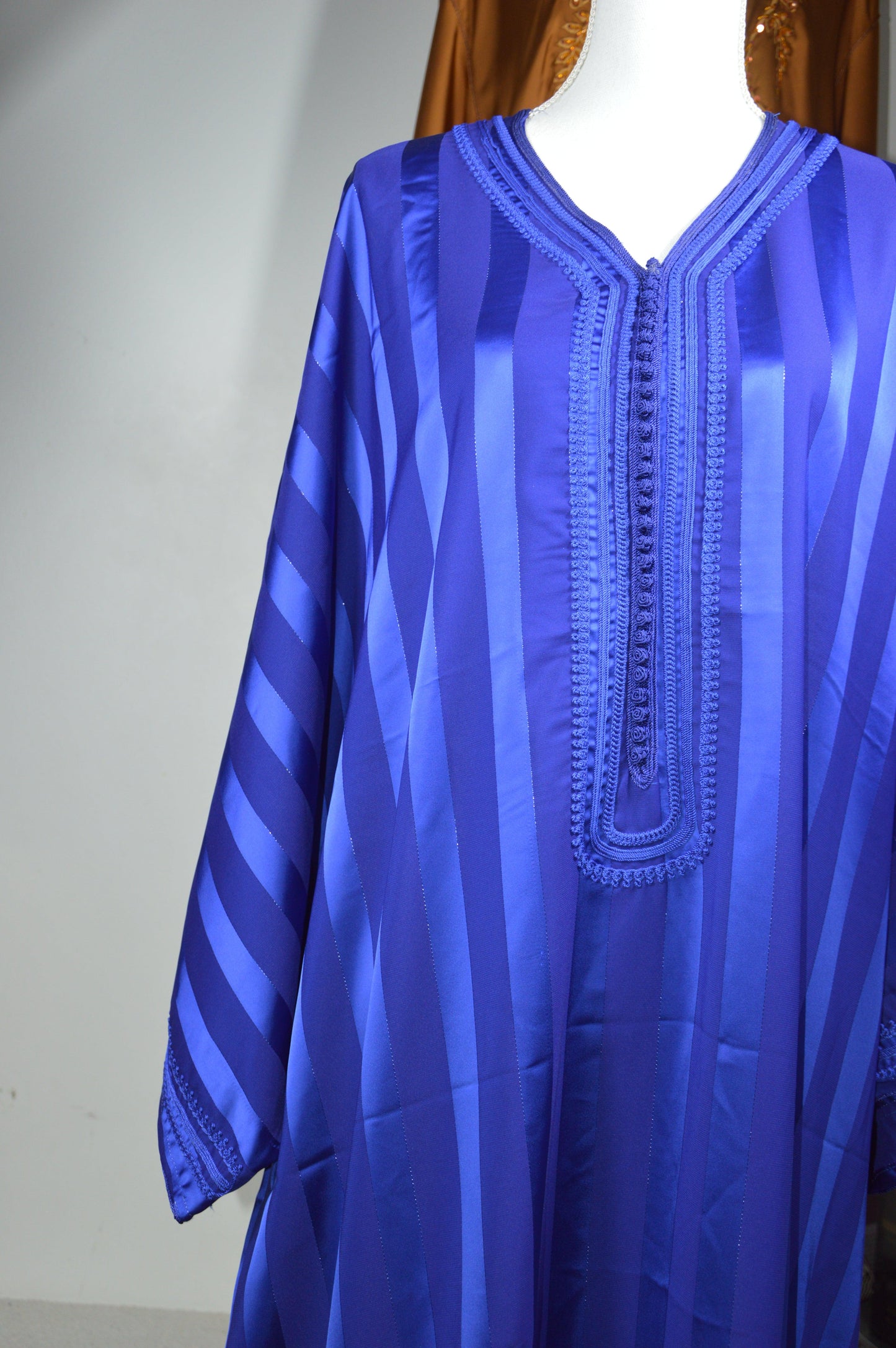 Gandoura Johara bleu roi en satin - détail de la broderie et finitions luxueuses