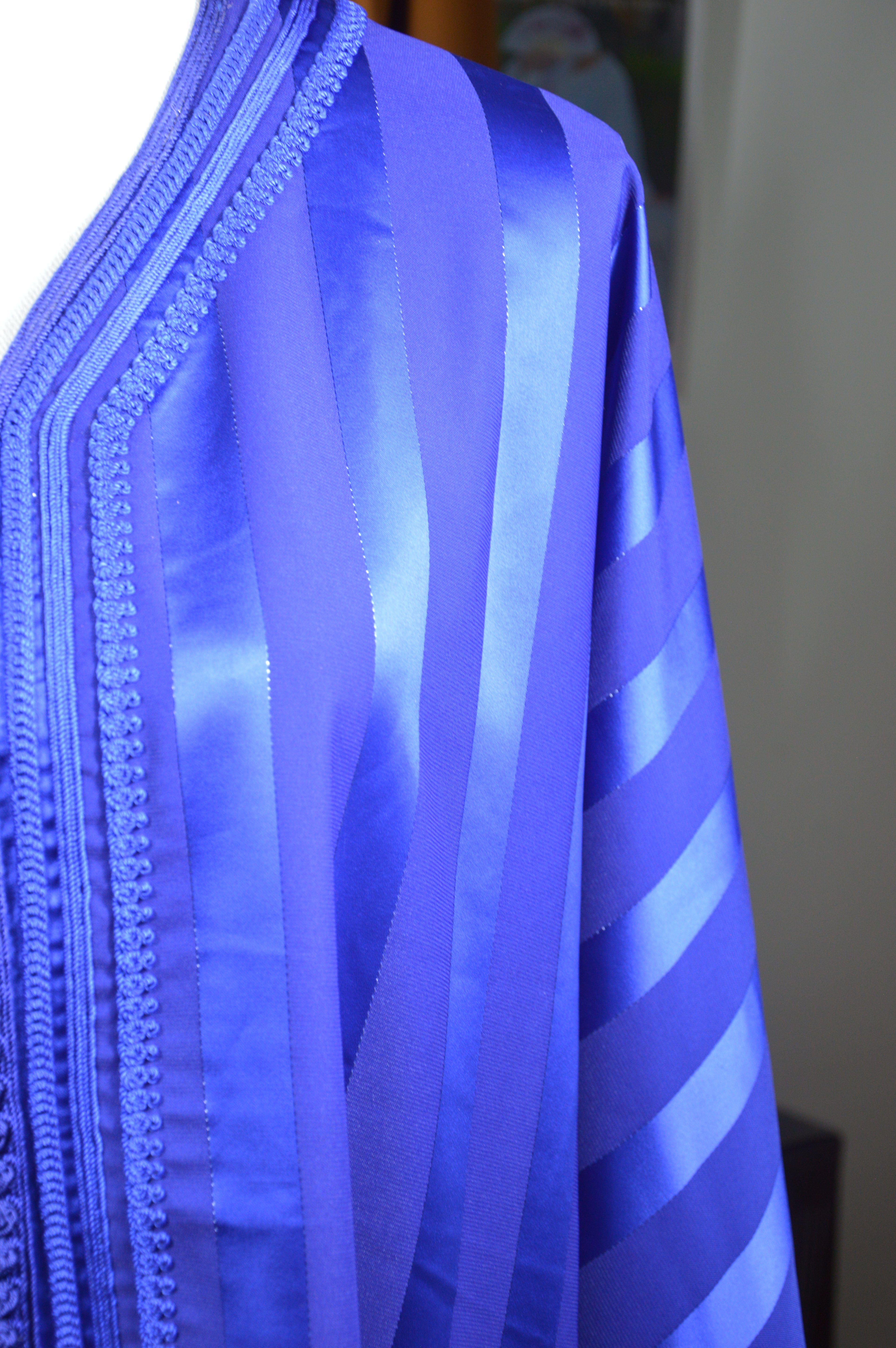 Gandoura bleu roi Johara - détail du tissu satin premium et tombé fluide