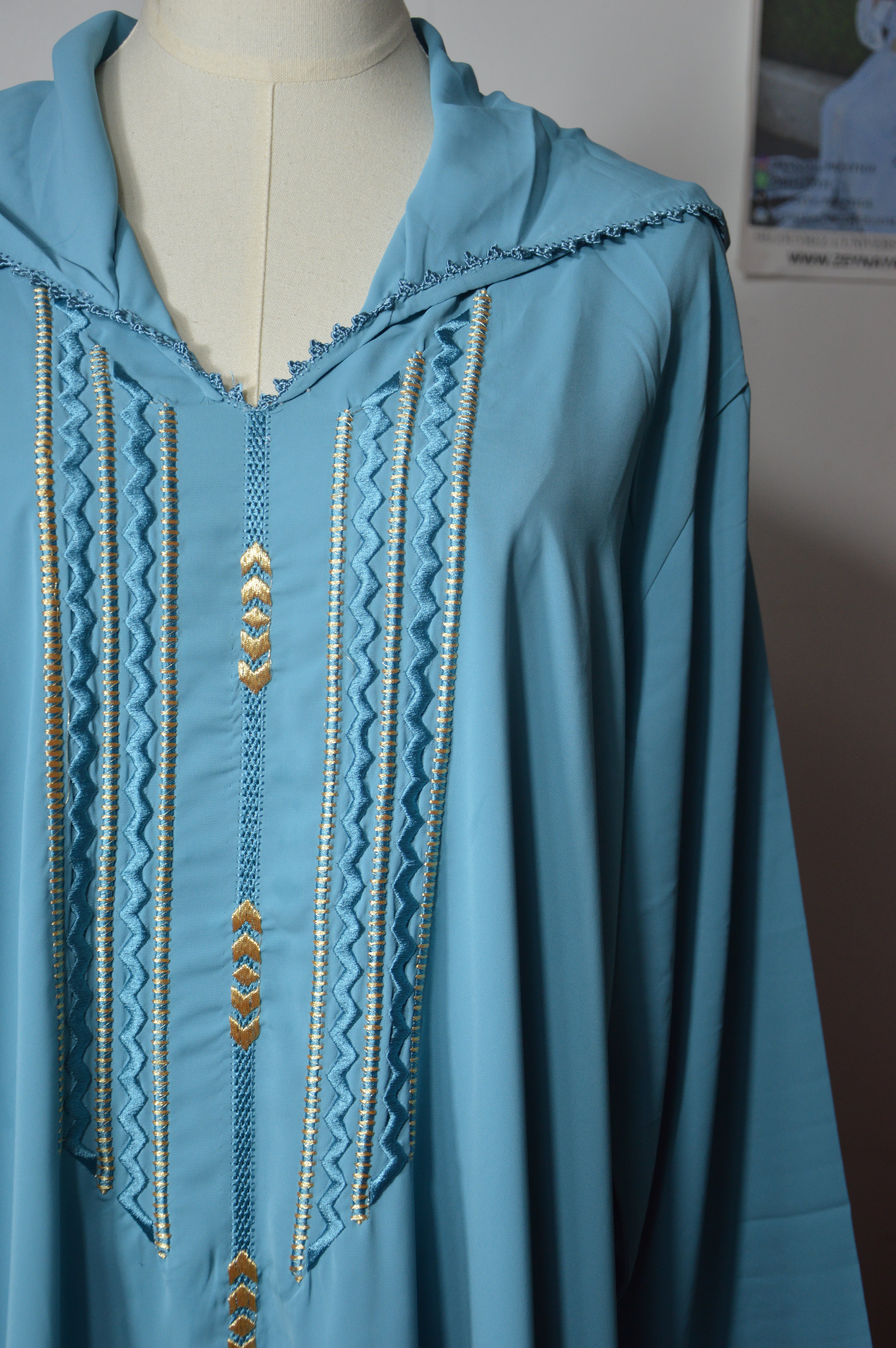 Jellaba Bleue - Tradition Marocaine Raffinée