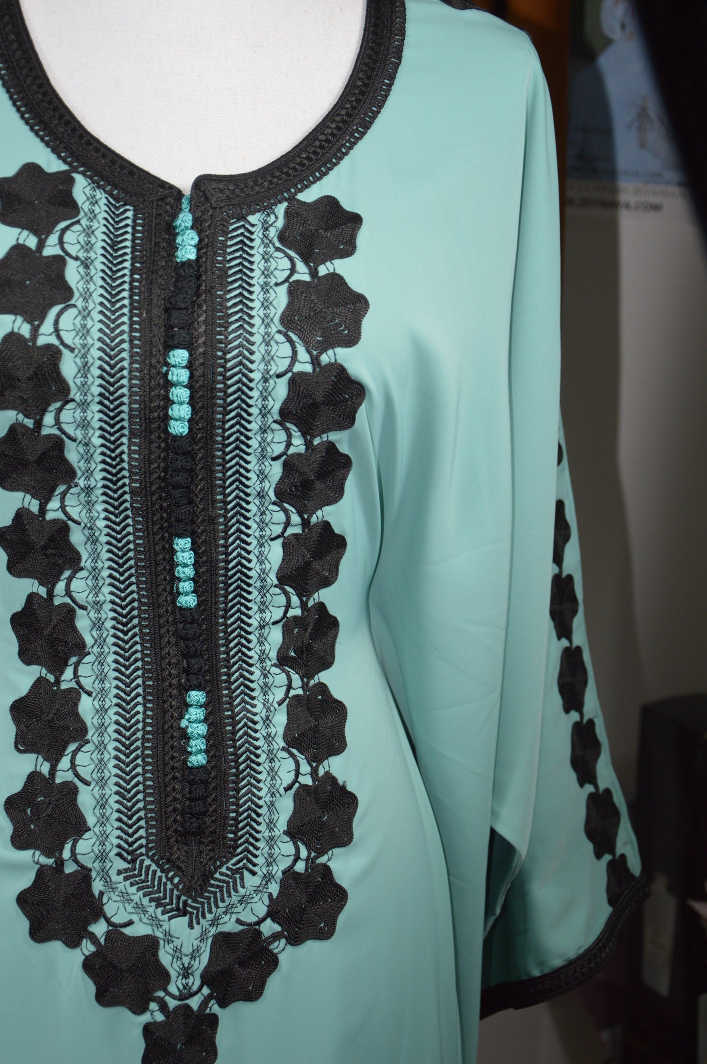 Gandoura farasha vert eau - détail des fleurs noires et broderies