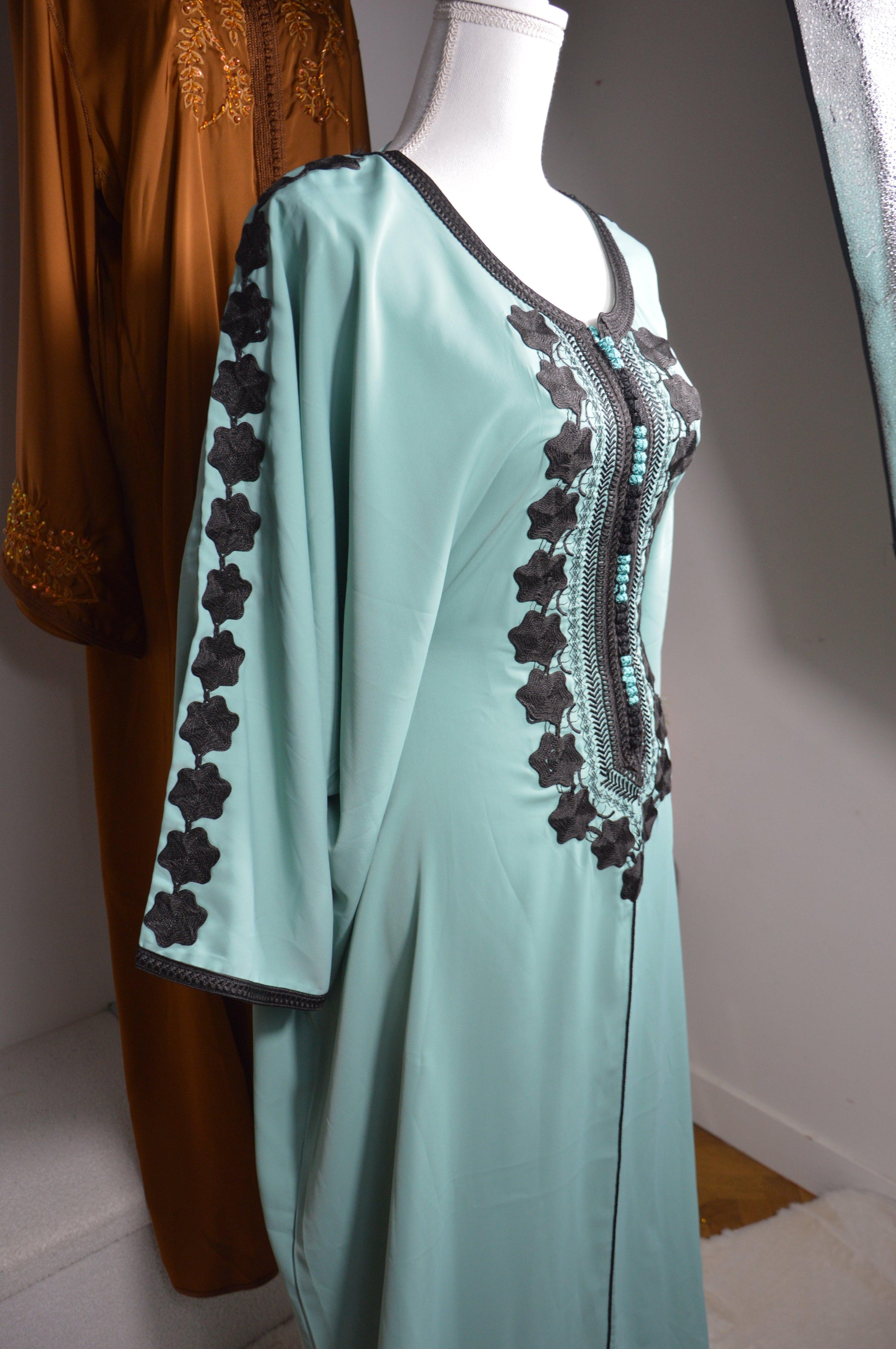Gandoura marocaine vert eau fleurs noires - vue de profil