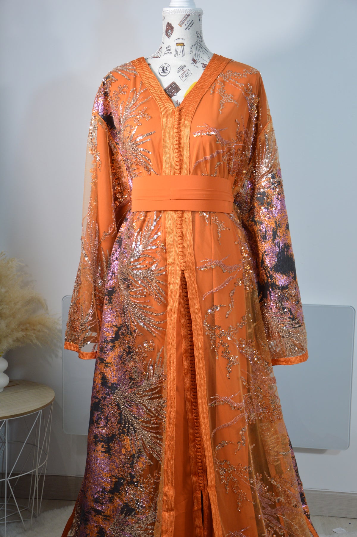 Takchita Noor Cristal d’Argent orange et noir – Curvy