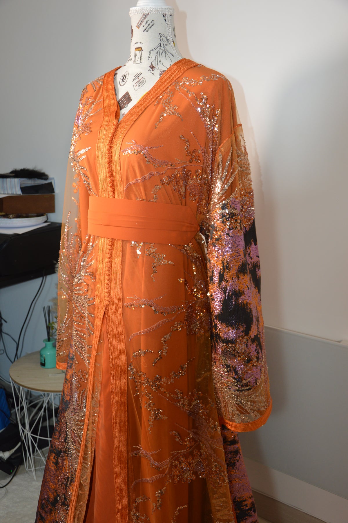 Takchita Noor Cristal d’Argent orange et noir – Curvy