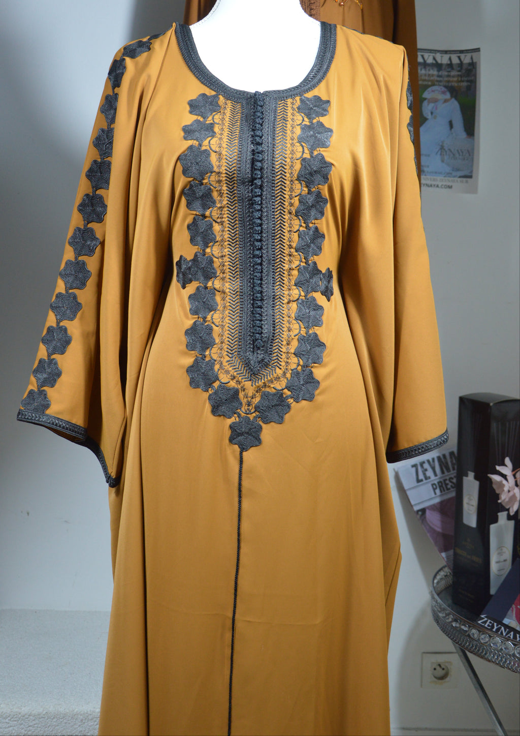 Gandoura farasha marron fleurs noires - vue de face - détail broderies