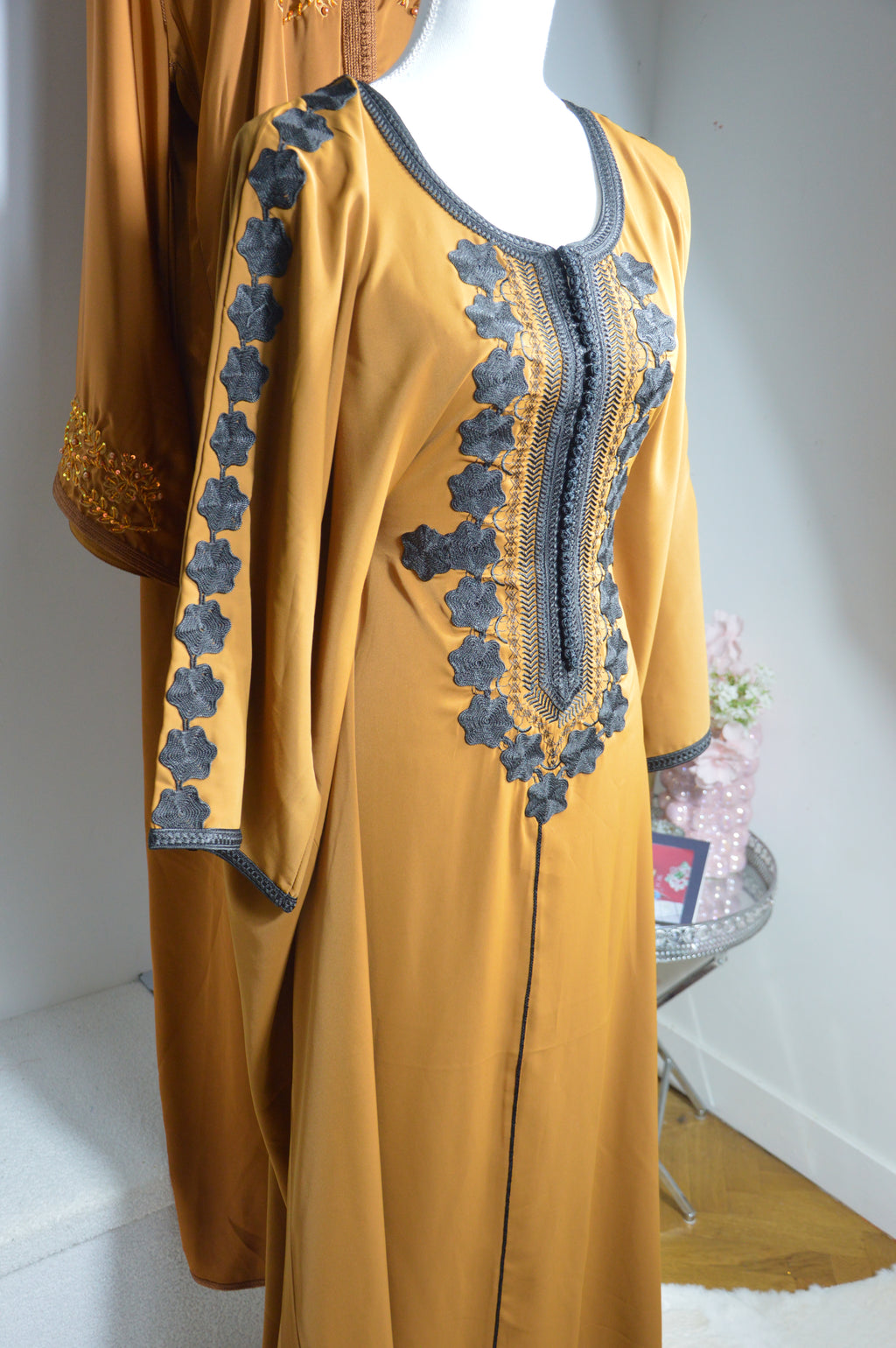 Gandoura farasha marron fleurs noires - vue de profil - détails manche