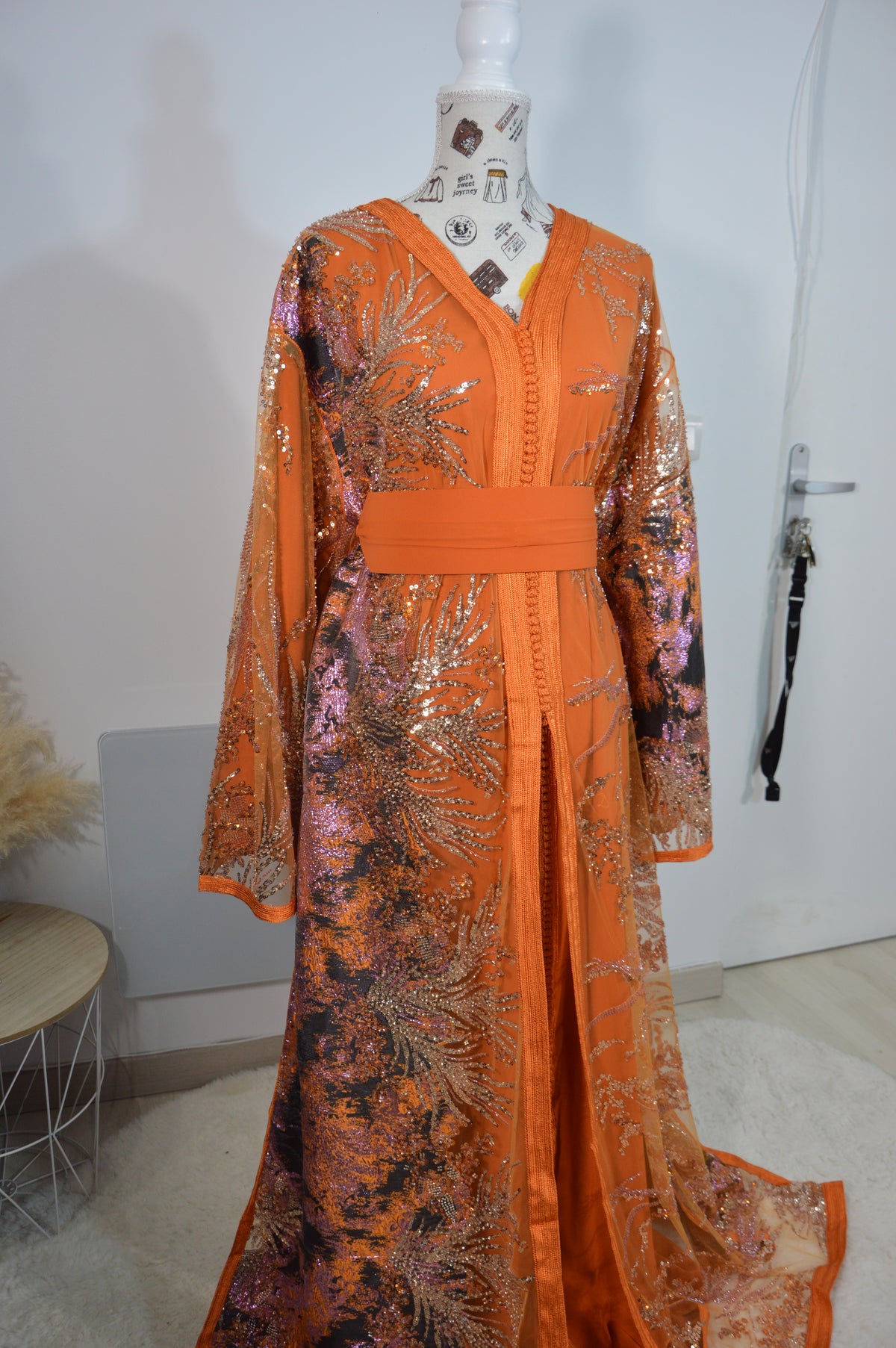 Takchita Noor Cristal d’Argent orange et noir – Curvy