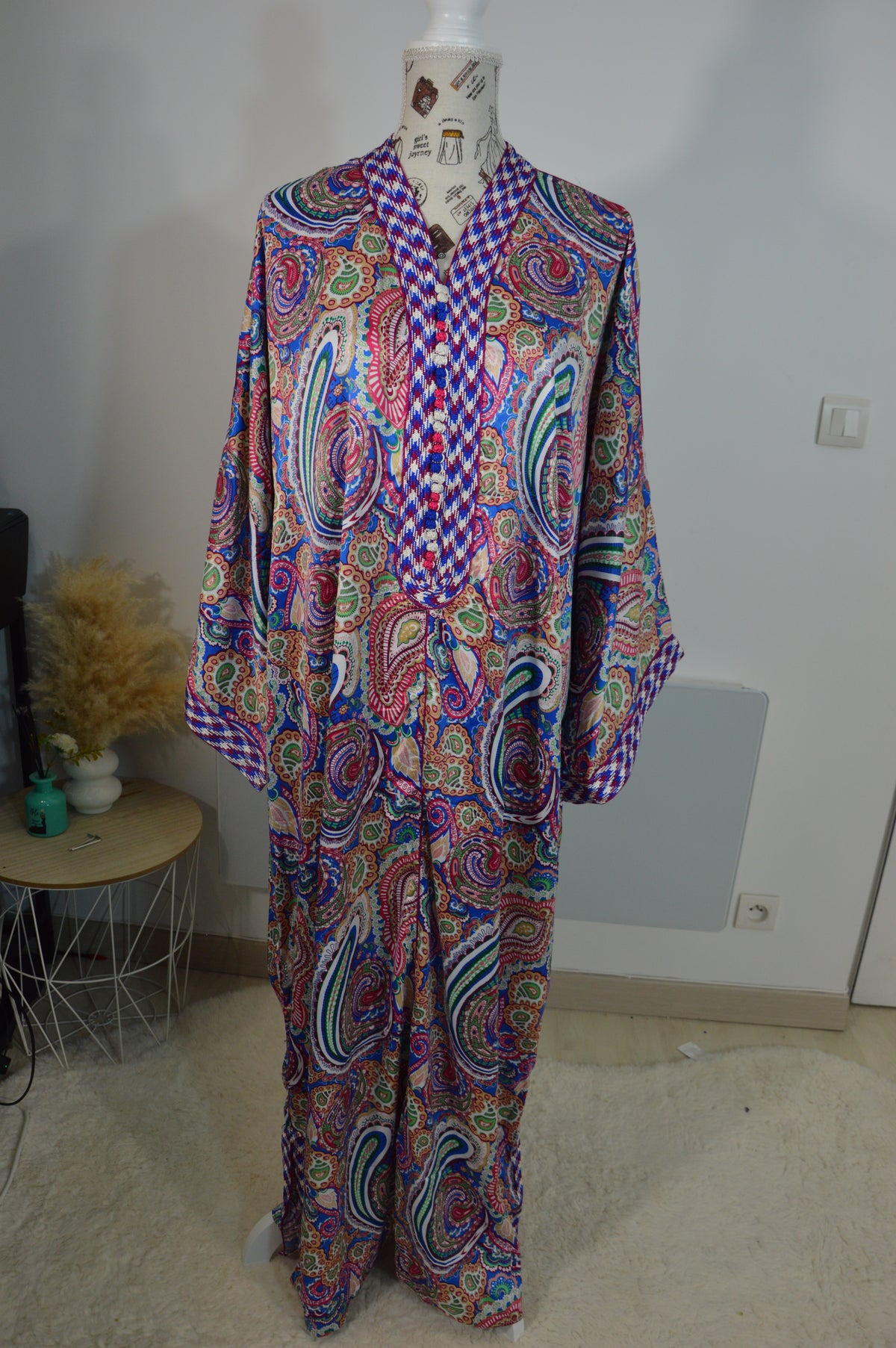 Gandoura Naïla bleue et rose à motifs cachemire – ZEYNAYA PRESTIGE – photo 2