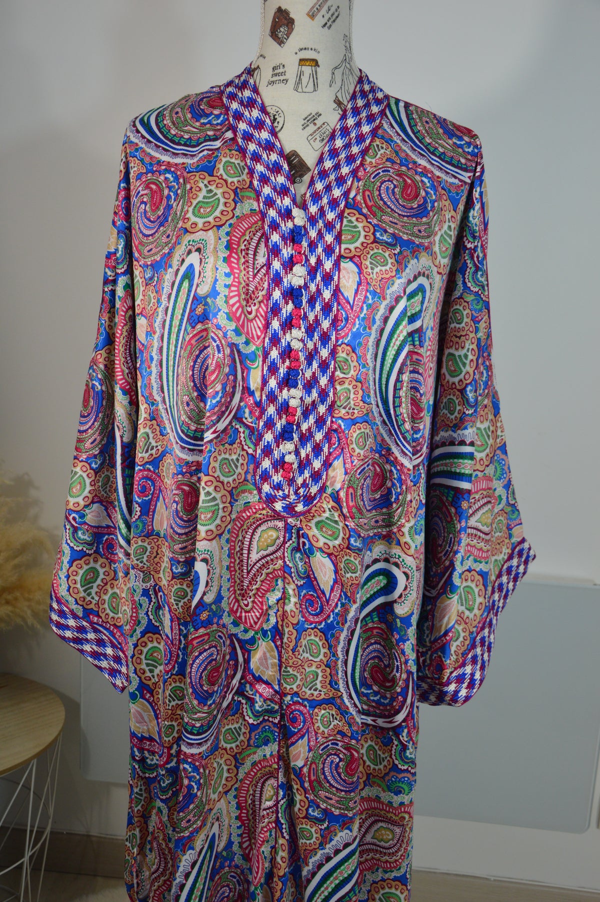 Gandoura Naïla bleue et rose à motifs cachemire – ZEYNAYA PRESTIGE – photo 3