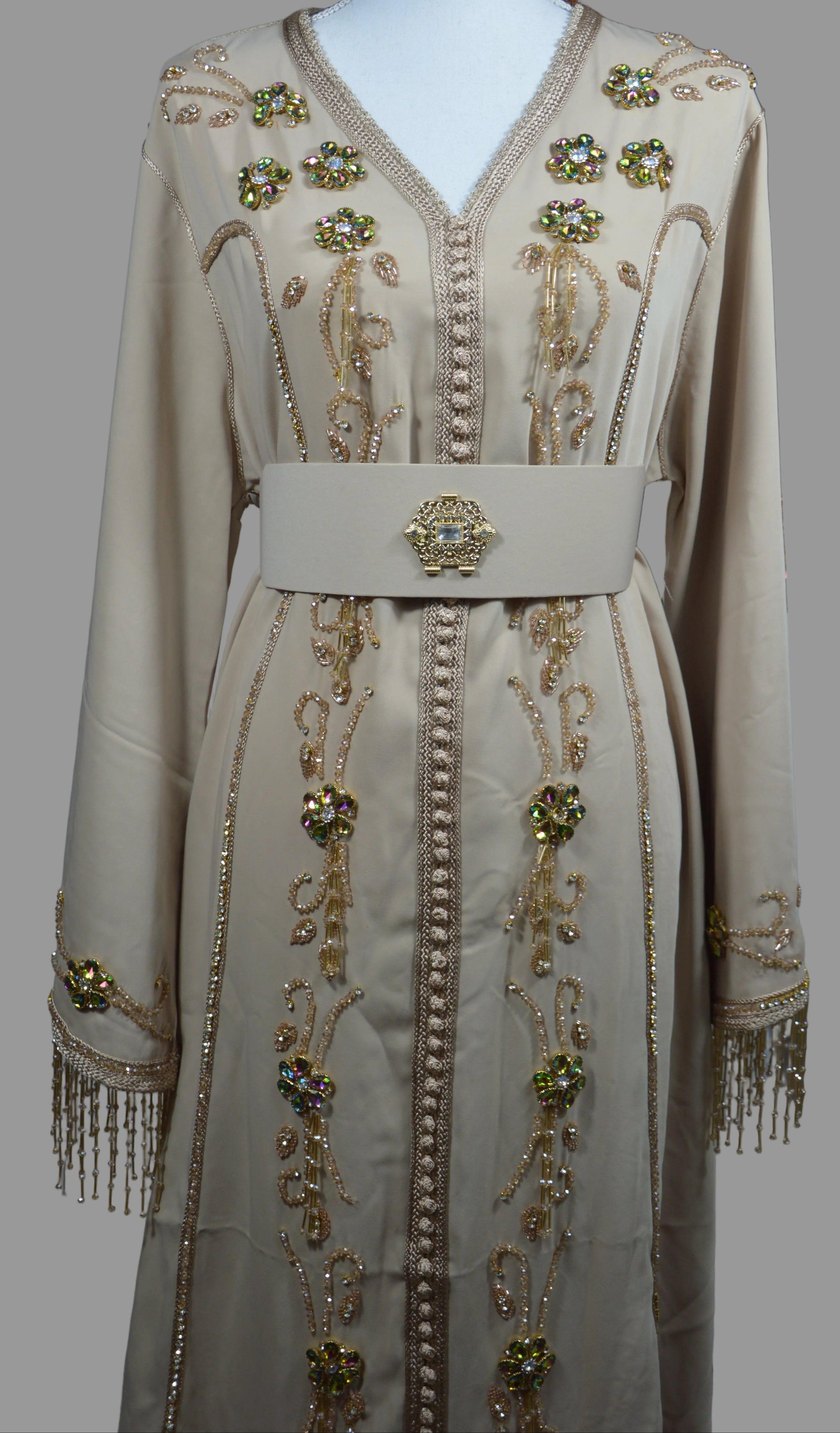 Caftan beige marocain - détail du bustier et broderies